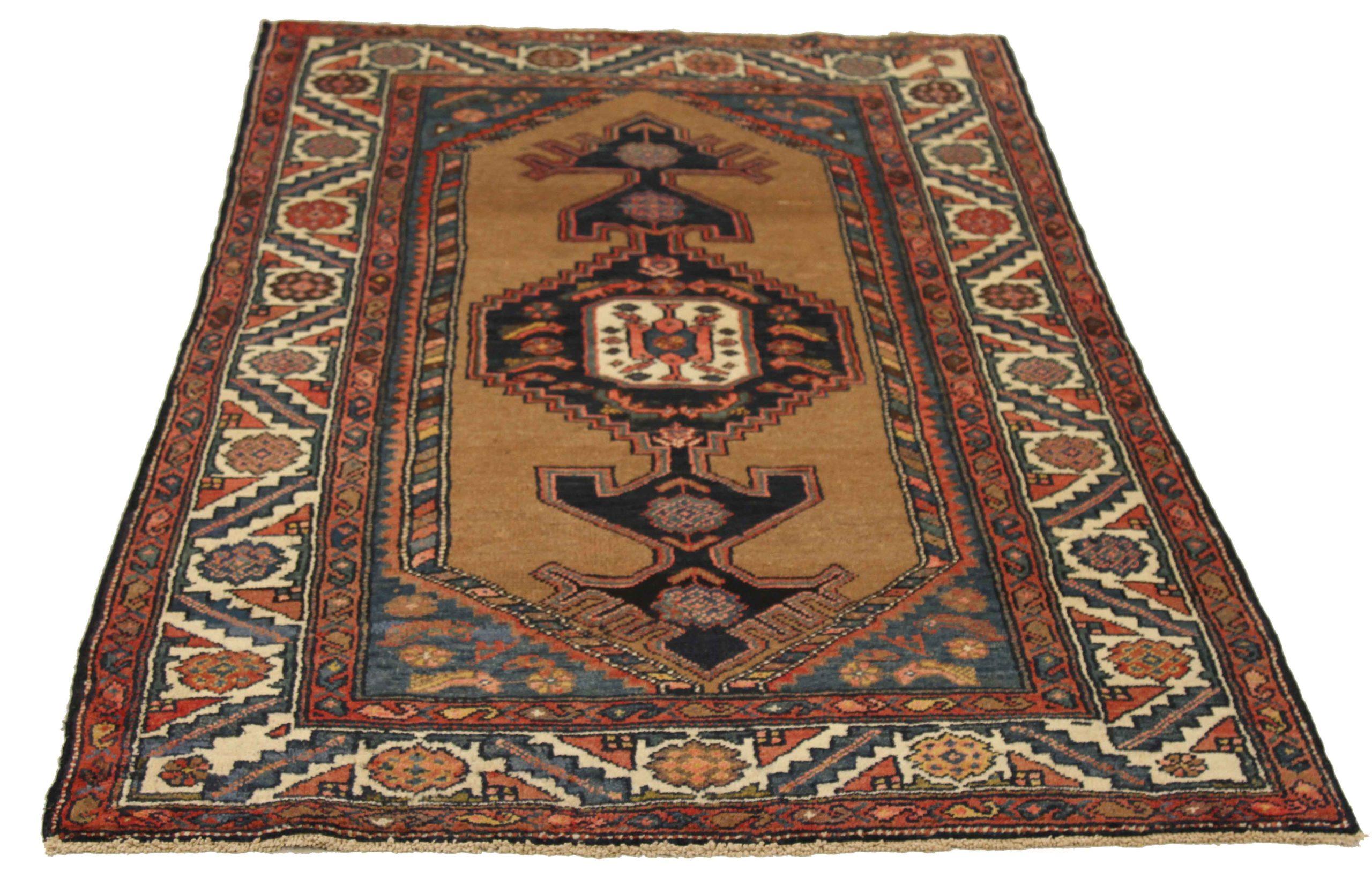 Scopri l'eleganza dei tappeti persiani Hamadan, caratterizzati da un'area CIRCA del 1880. Progettato con una meticolosa attenzione ai dettagli, questo design esclusivo è perfetto per valorizzare il tuo spazio.