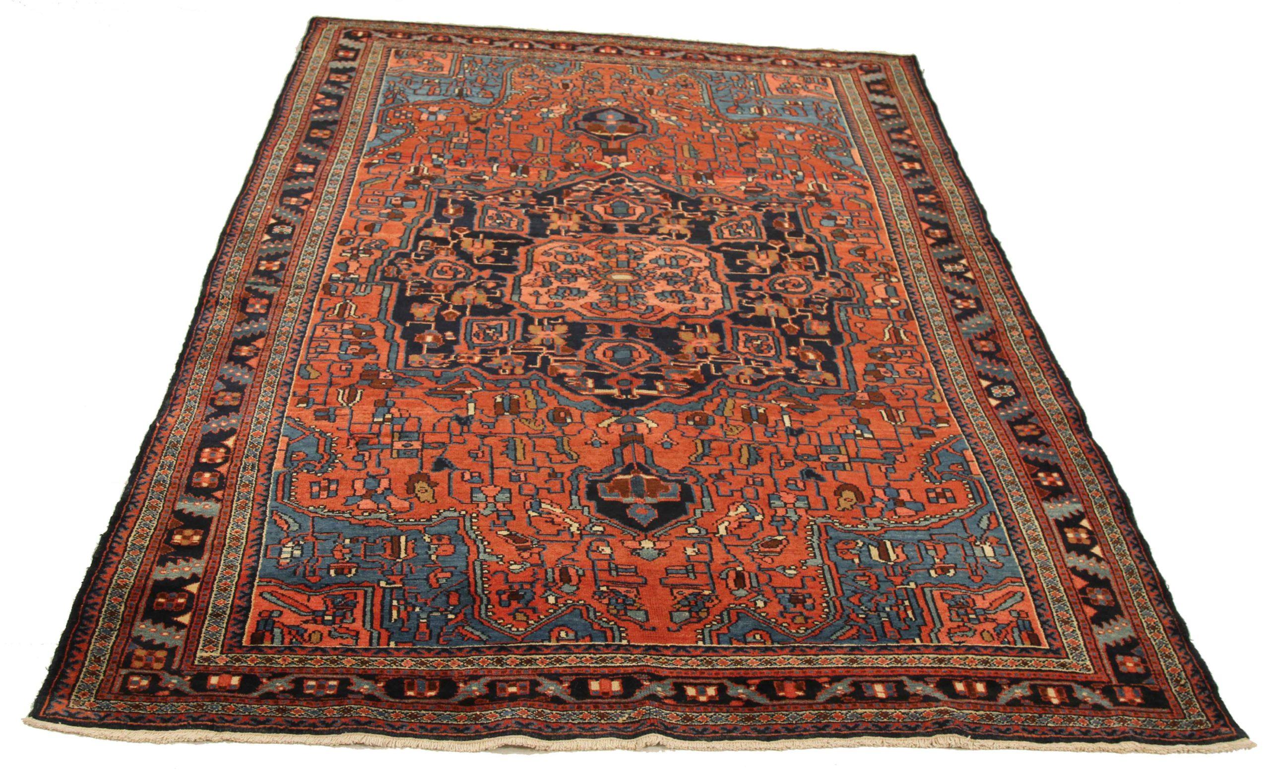 Découvrez l'élégance des tapis persans Hamadan de Circa 1880. Conçu avec une attention méticuleuse aux détails, ce design exclusif est parfait pour mettre en valeur votre espace.