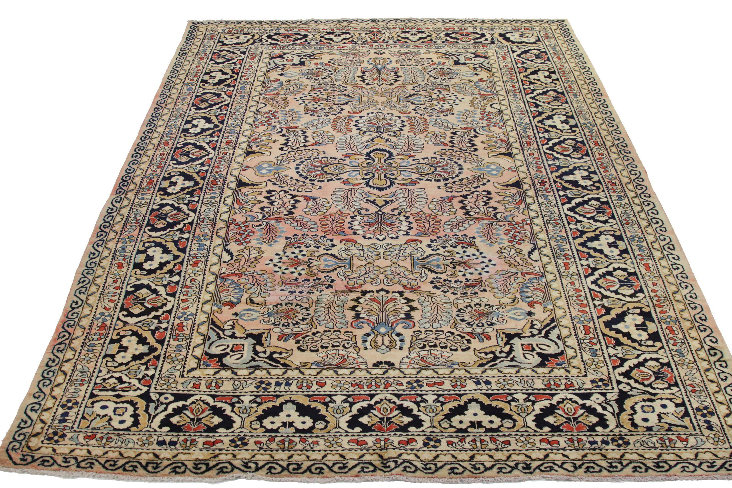 Découvrez l'élégance des tapis persans Hamadan de Circa 1880. Conçu avec une attention méticuleuse aux détails, ce design exclusif est parfait pour mettre en valeur votre espace.