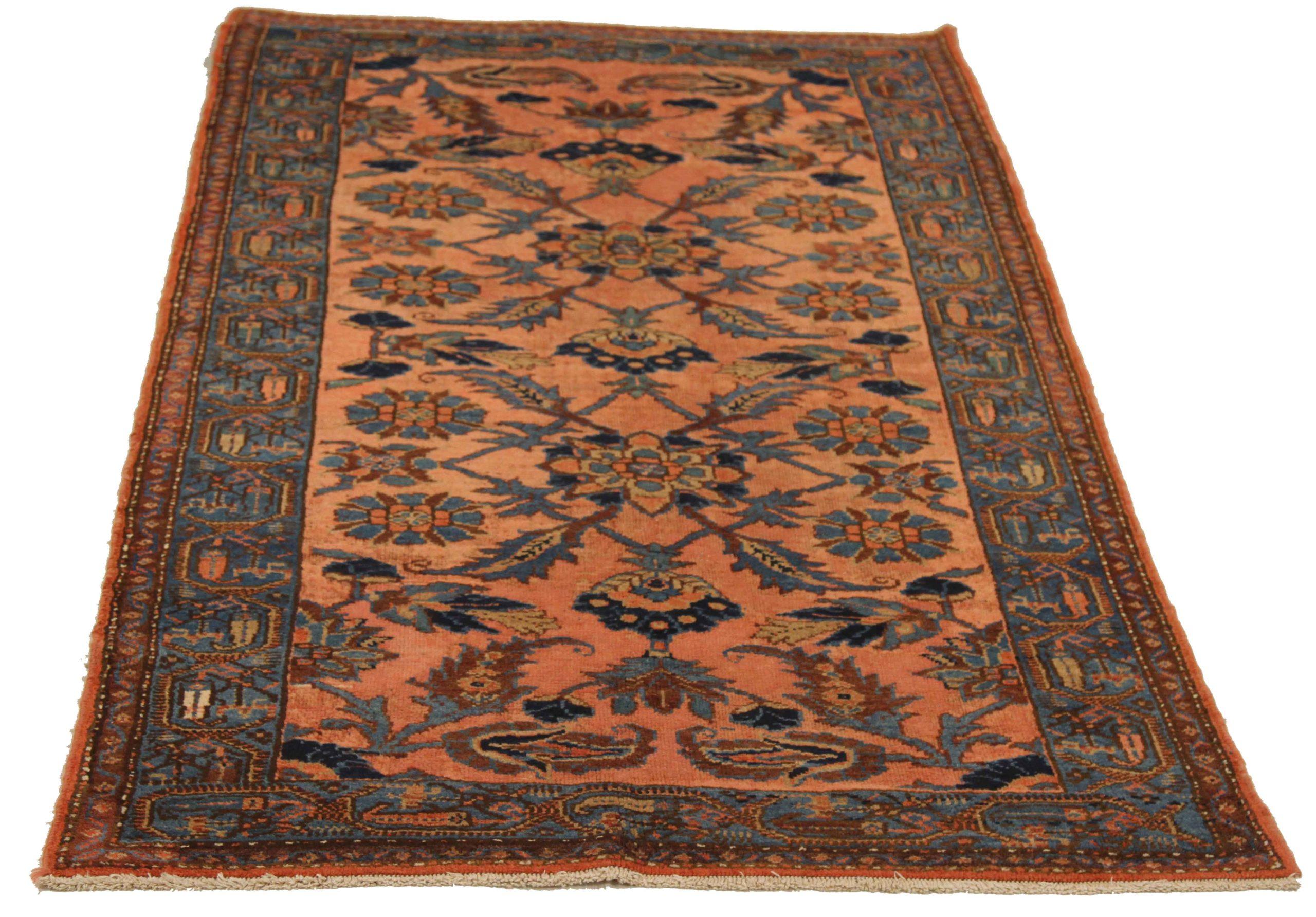 Découvrez l'élégance des tapis persans Hamadan de Circa 1880. Conçu avec une attention méticuleuse aux détails, ce design exclusif est parfait pour mettre en valeur votre espace.