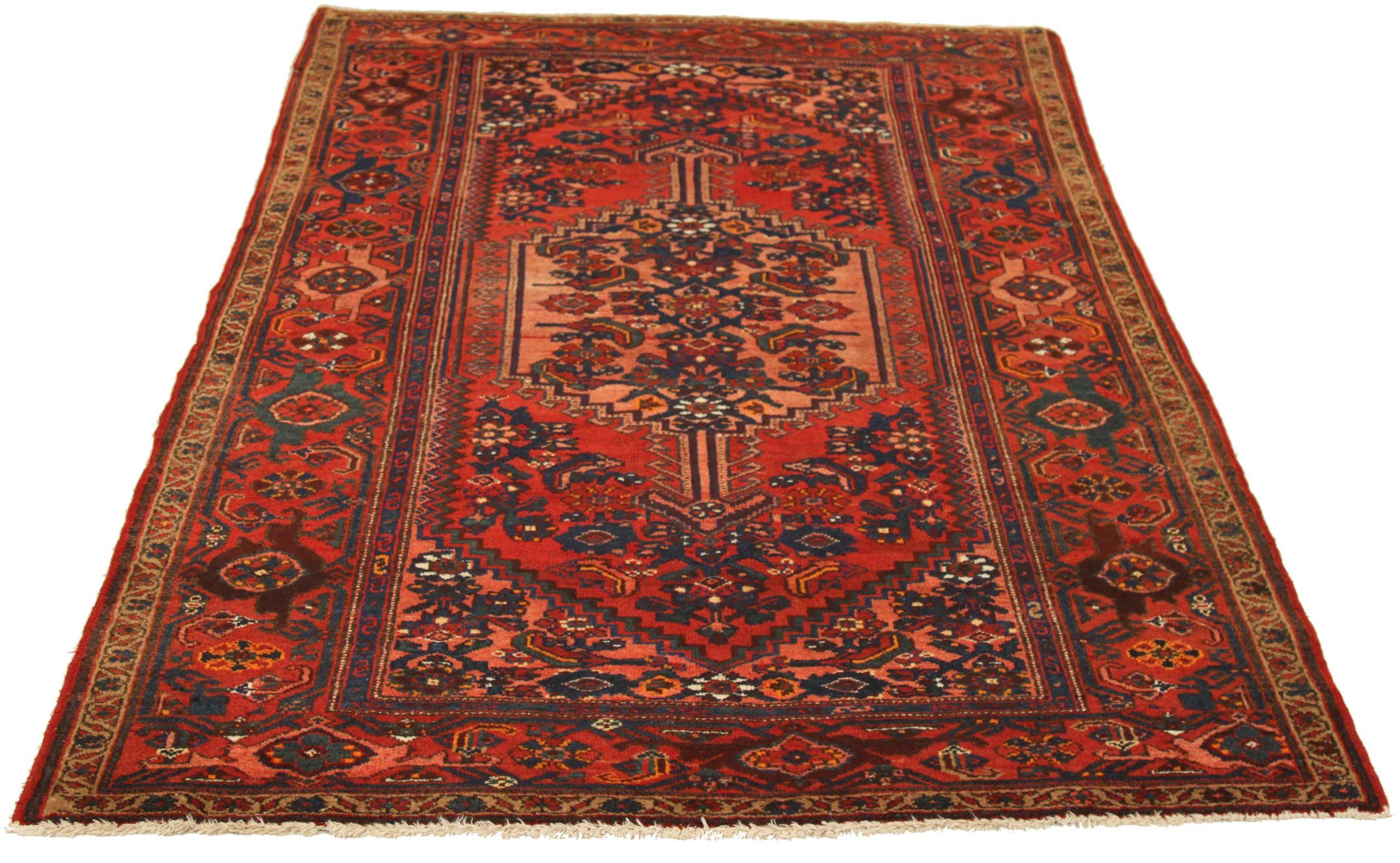 Entdecken Sie die Eleganz der persischen Hamadan-Teppiche aus der Zeit um 1880. Dieses exklusive Design, das mit viel Liebe zum Detail entworfen wurde, ist perfekt, um Ihren Raum zu verschönern.