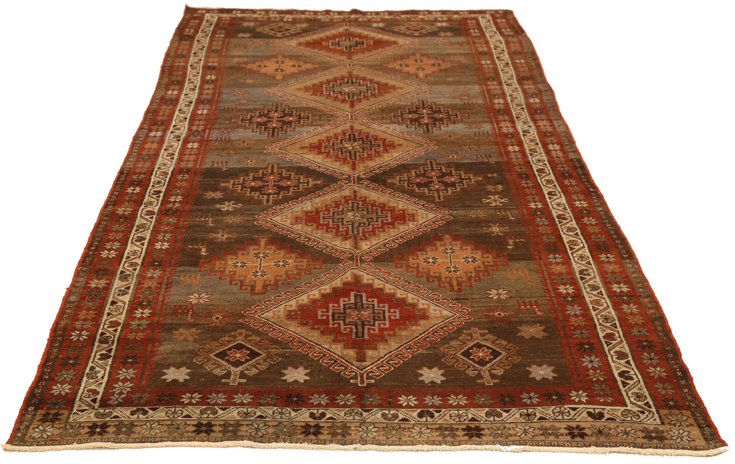 Descubre la elegancia de las alfombras persas Hamadan de Circa 1880. Diseñado con meticulosa atención al detalle, este diseño exclusivo es perfecto para realzar tu espacio.