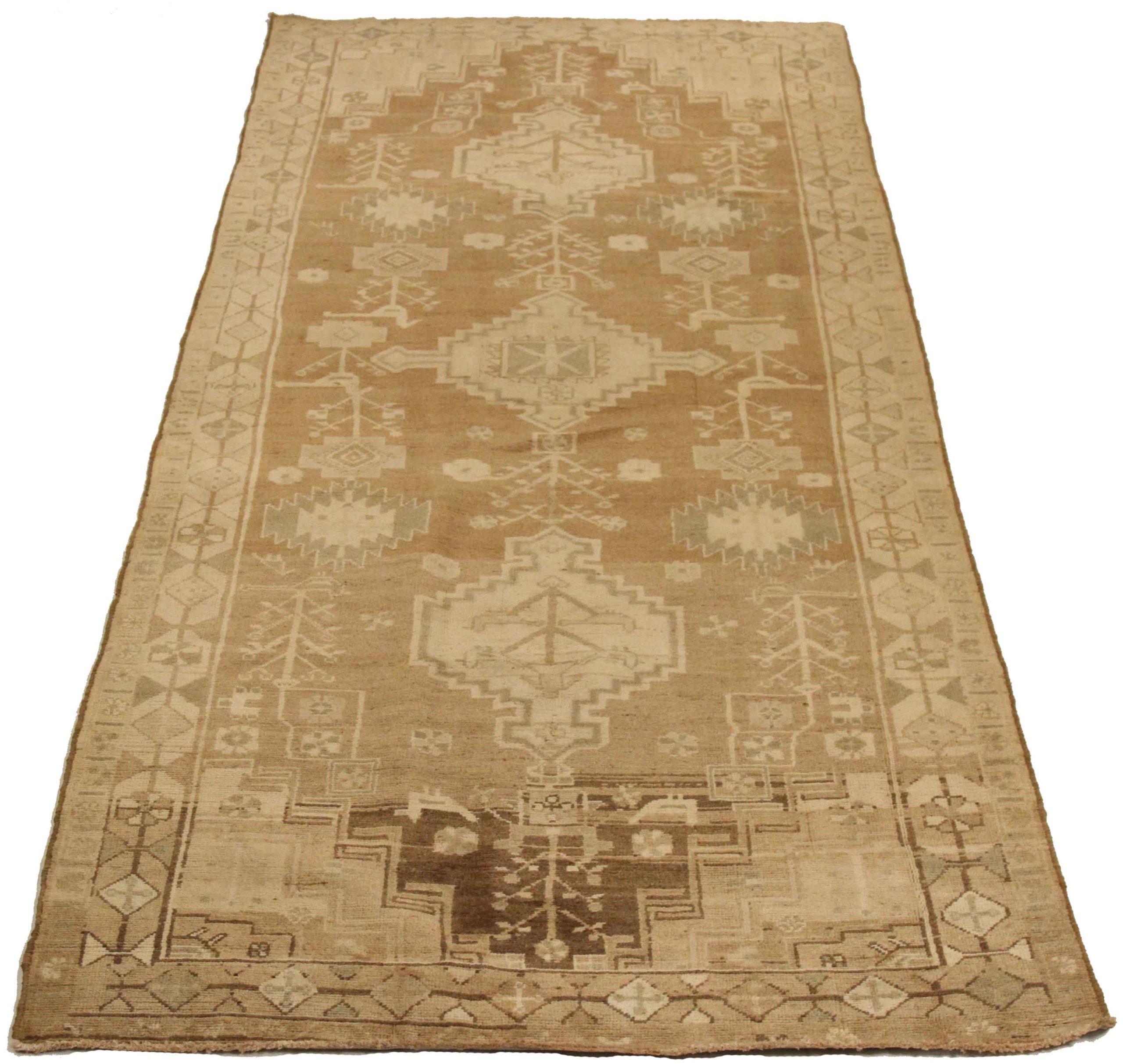 Entdecken Sie die Eleganz der persischen Hamadan-Teppiche aus der Zeit um 1880. Dieses exklusive Design aus Wolle und Braun-Elfenbein ist perfekt, um Ihren Raum zu verschönern.