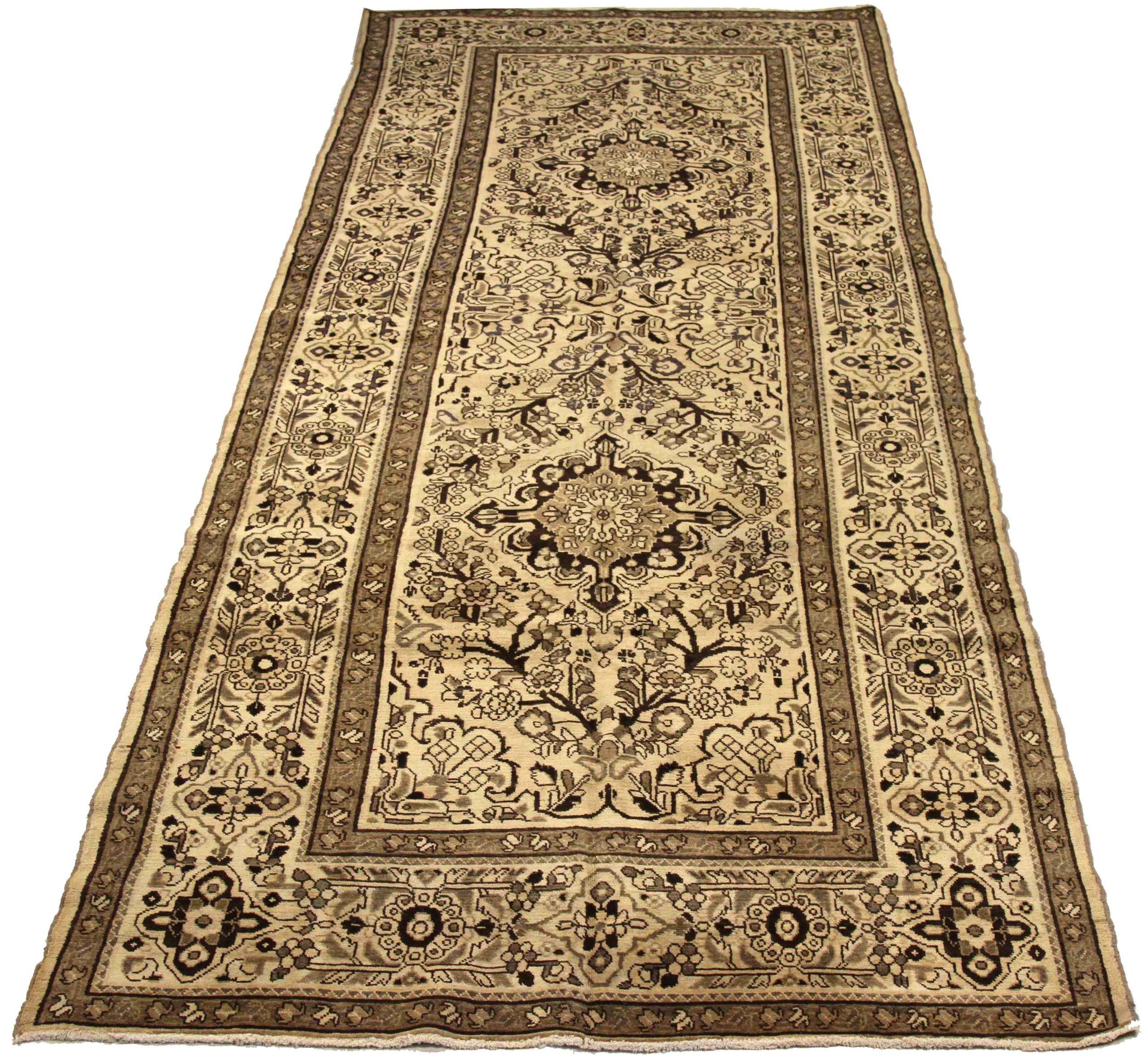 Scopri l'eleganza dei tappeti persiani Hamadan, caratterizzati da un'area CIRCA del 1910. Progettato con lana e marrone-avorio-tortora, questo design esclusivo è perfetto per valorizzare il tuo spazio.