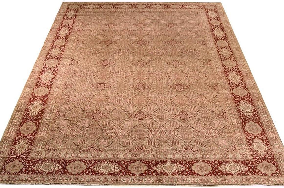 Entdecken Sie die Eleganz der persischen Hamadan-Teppiche aus der Zeit um 1910. Dieses exklusive Design aus Wolle und IvoryPinkRed eignet sich perfekt, um Ihren Raum zu verschönern.