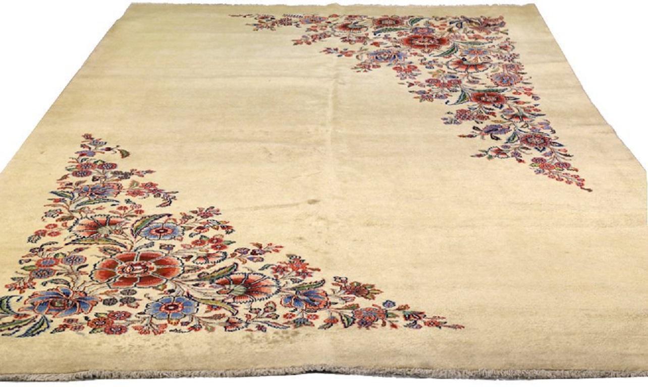 Entdecken Sie die Eleganz der persischen Hamadan-Teppiche aus der Zeit um 1990. Dieses exklusive Design aus Wolle und Blau-Elfenbein-Rot ist perfekt, um Ihren Raum zu verschönern.