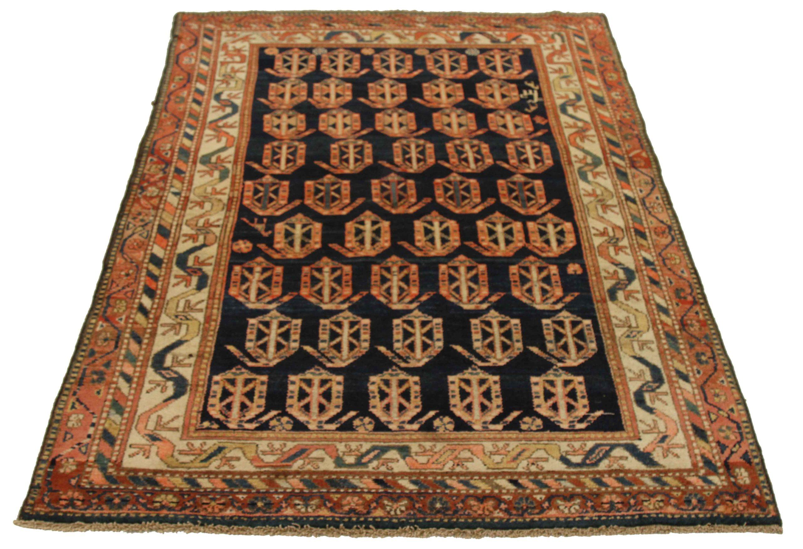 Scopri l'eleganza dei tappeti persiani Hamadan. Progettato con una meticolosa attenzione ai dettagli, questo design esclusivo è perfetto per valorizzare il tuo spazio.