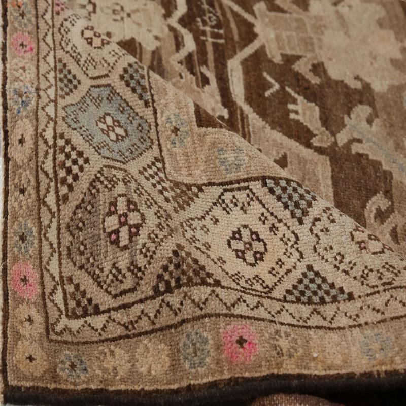 Scopri l'eleganza dei tappeti persiani Hamadan. Progettato con una meticolosa attenzione ai dettagli, questo design esclusivo è perfetto per valorizzare il tuo spazio.