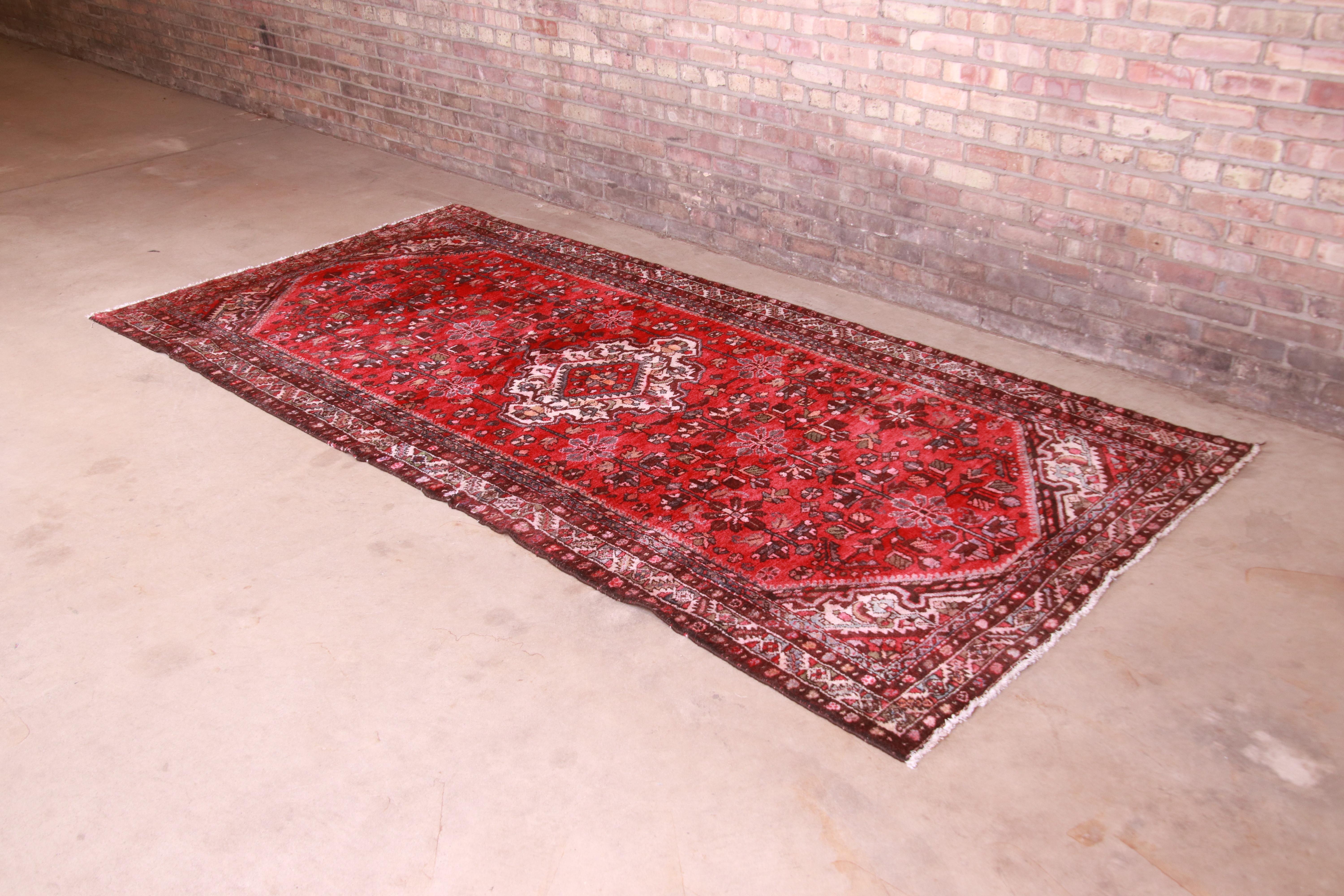 A gorgeous hand-woven Persian Hamadan rug

Mid-20th century

Measures: 58