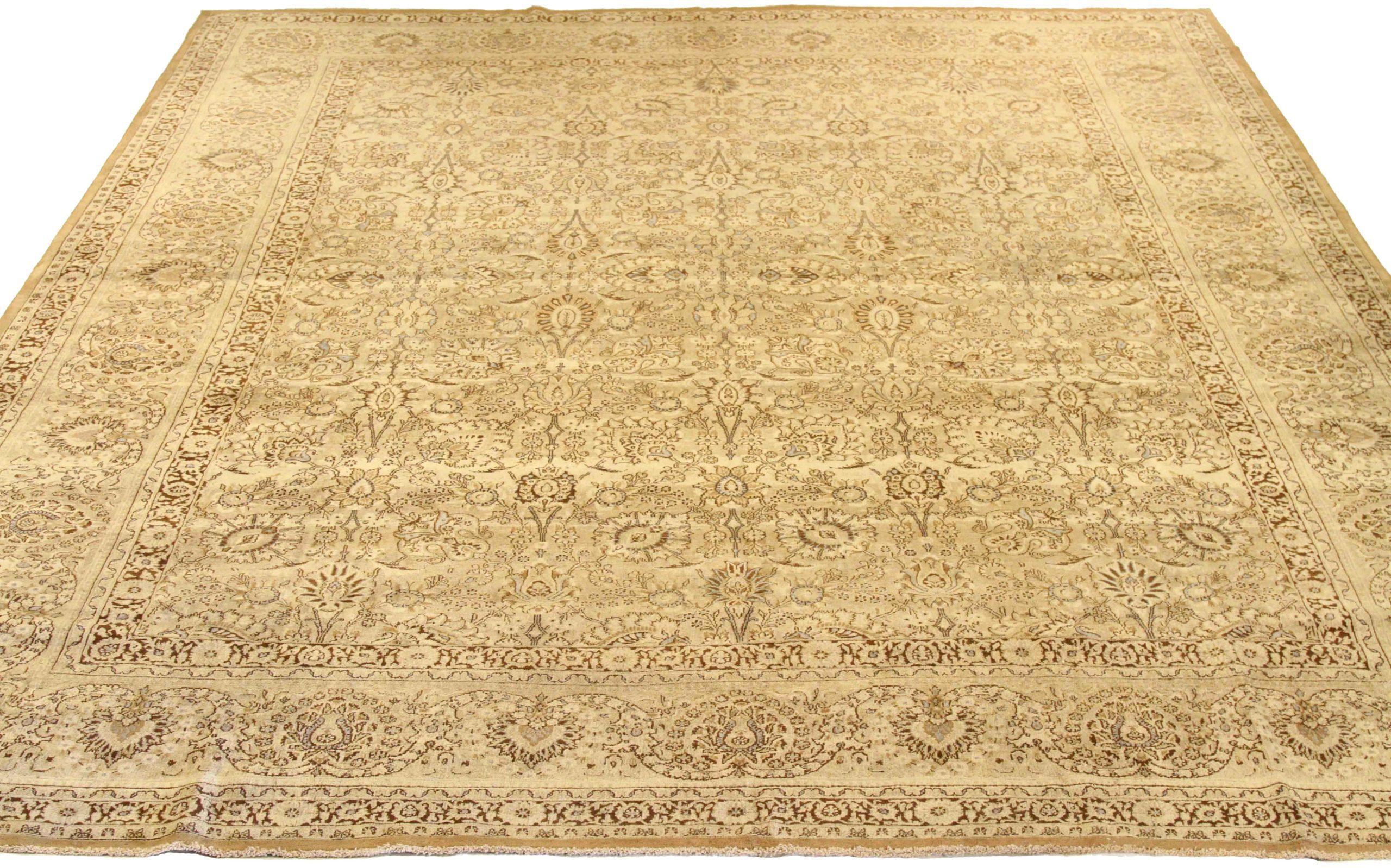 Entdecken Sie die Eleganz des persischen Hamadan mit einem übergroßen Teppich von CIRCA 1910. Dieses exklusive Design aus Wolle und Braun-Elfenbein ist perfekt, um Ihren Raum zu verschönern.