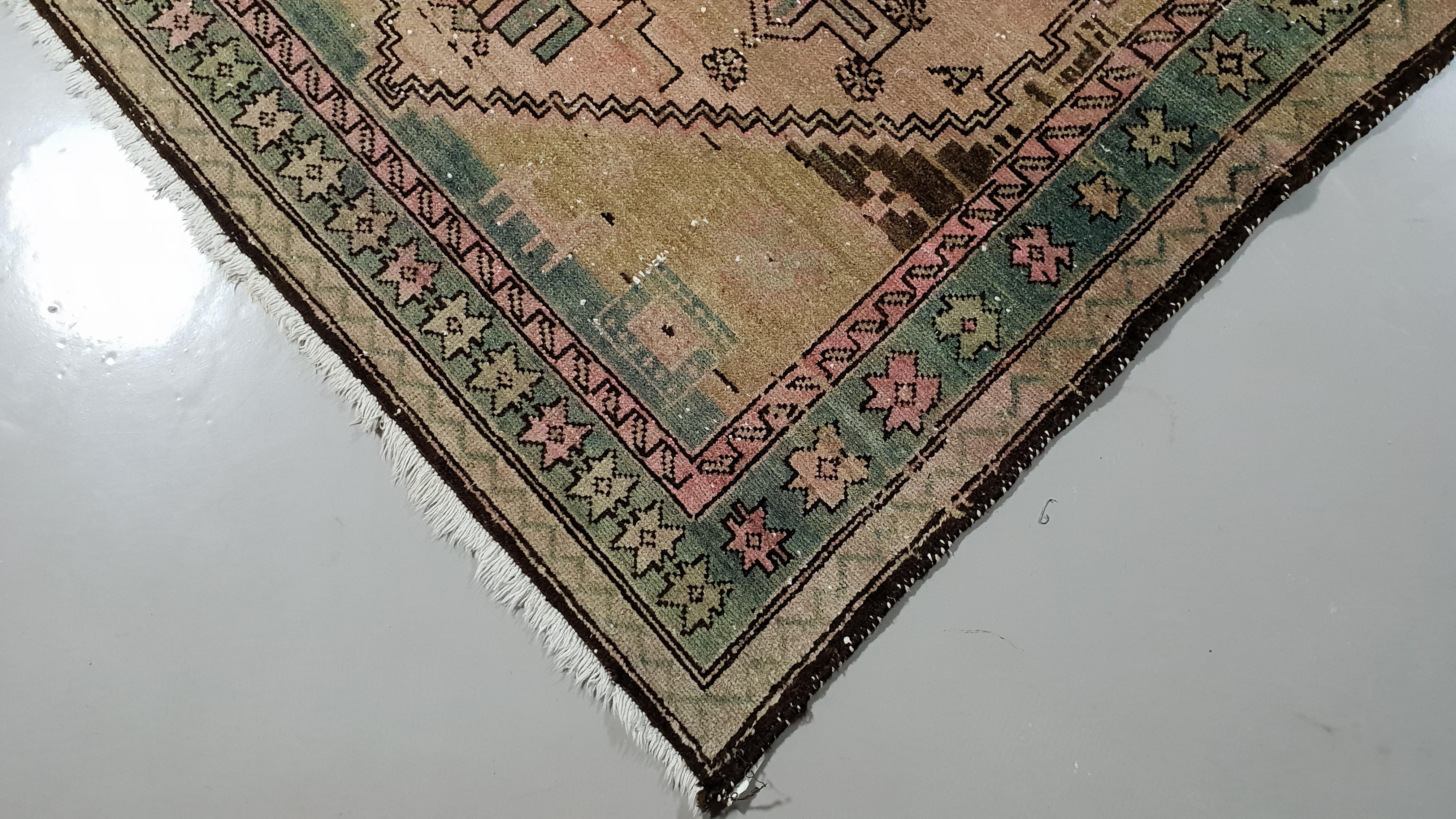 Persian Hamadan Rug, Antique In Good Condition For Sale In New York, NY