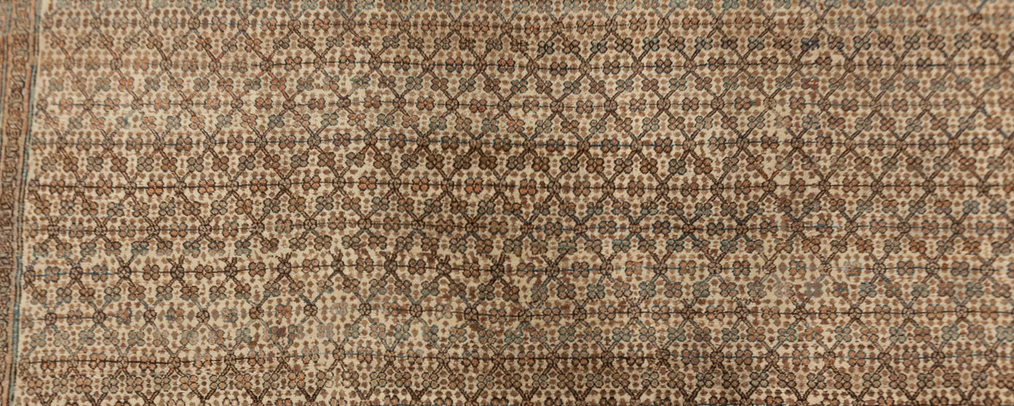 Early 20th Century Persian hamadan rug.
Size: 12'2