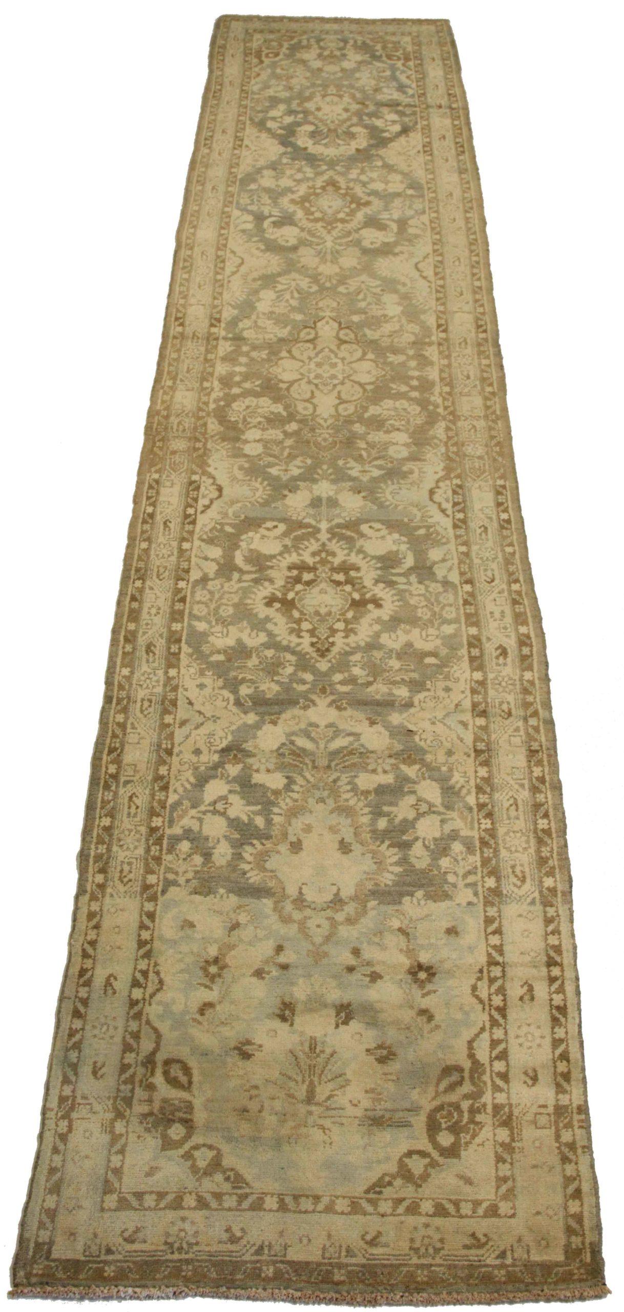 Entdecken Sie die Eleganz des persischen Hamadan-Teppichs mit Läufer aus der Zeit um 1880. Dieses exklusive Design aus Wolle und BraunGrauElfenbein ist perfekt, um Ihren Raum zu verschönern.