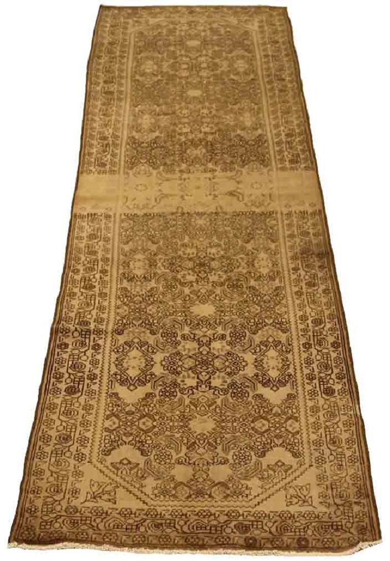 Entdecken Sie die Eleganz des persischen Hamadan-Teppichs mit Läufer aus der Zeit um 1880. Dieses exklusive Design aus Wolle und Braun-Elfenbein ist perfekt, um Ihren Raum zu verschönern.