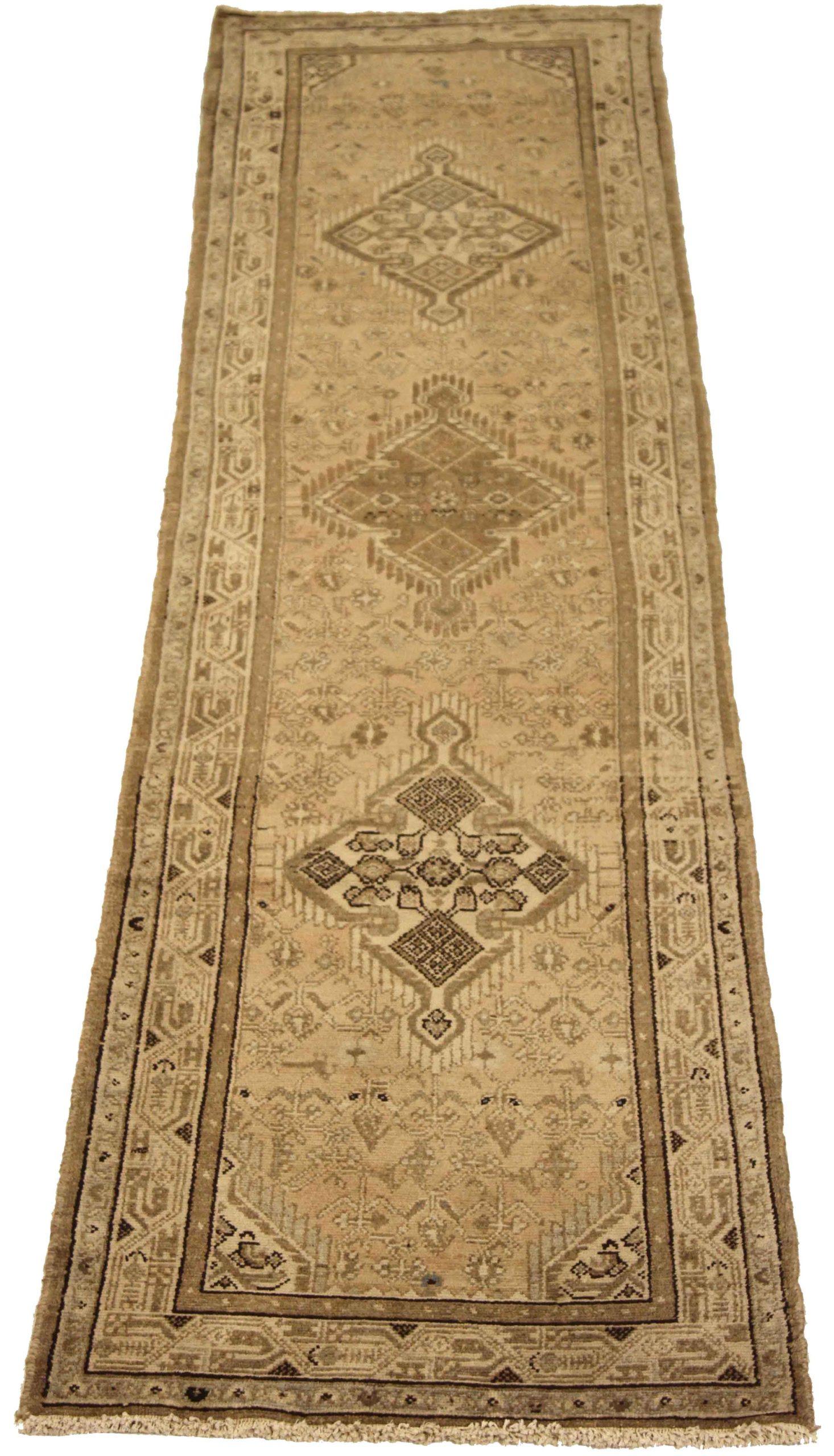 Scopri l'eleganza del tappeto persiano Hamadan, caratterizzato da Runner Rug di CIRCA 1880. Progettato in lana e marrone-avorio, questo design esclusivo è perfetto per valorizzare il tuo spazio.