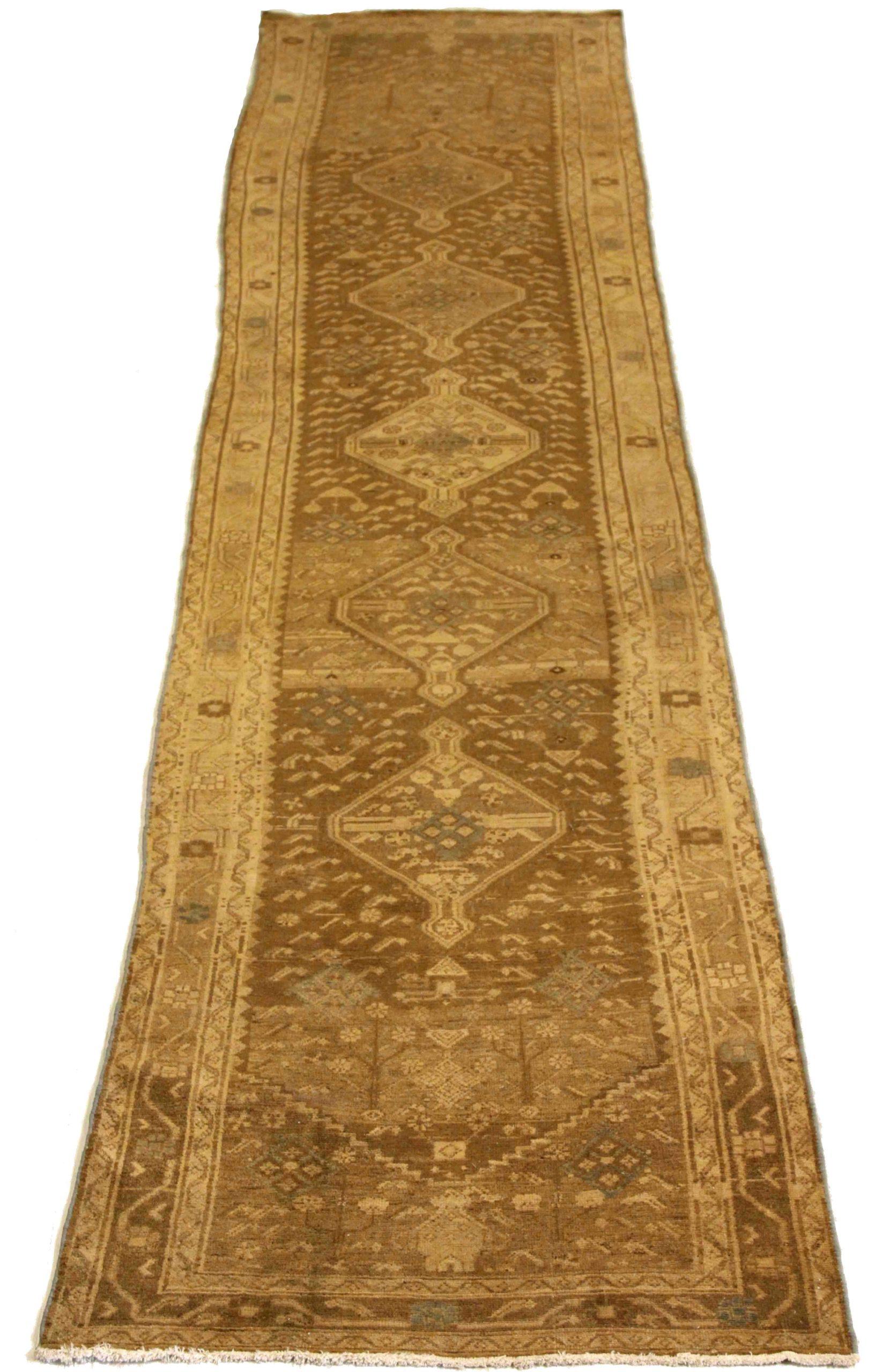 Descubre la elegancia de la alfombra persa Hamadan Runner Rug in Circa 1880. Diseñado con lana y marrón-marfil, este diseño exclusivo es perfecto para realzar tu espacio.