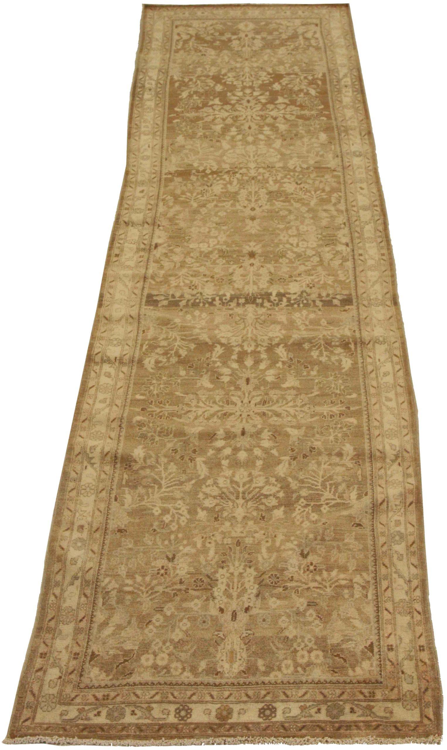 Entdecken Sie die Eleganz des persischen Hamadan-Teppichs mit Läufer aus der Zeit um 1880. Dieses exklusive Design aus Wolle und Braun-Elfenbein ist perfekt, um Ihren Raum zu verschönern.