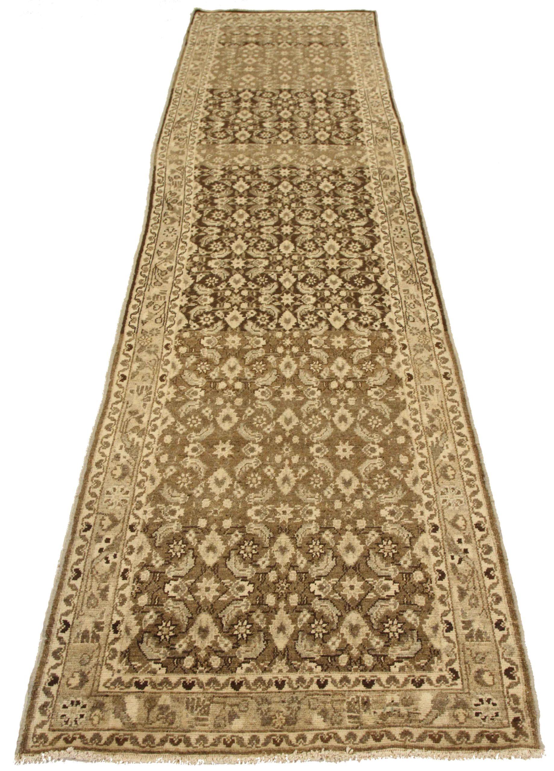 Entdecken Sie die Eleganz des persischen Hamadan-Teppichs mit Läufer aus der Zeit um 1880. Dieses exklusive Design aus Wolle und Braun-Elfenbein ist perfekt, um Ihren Raum zu verschönern.