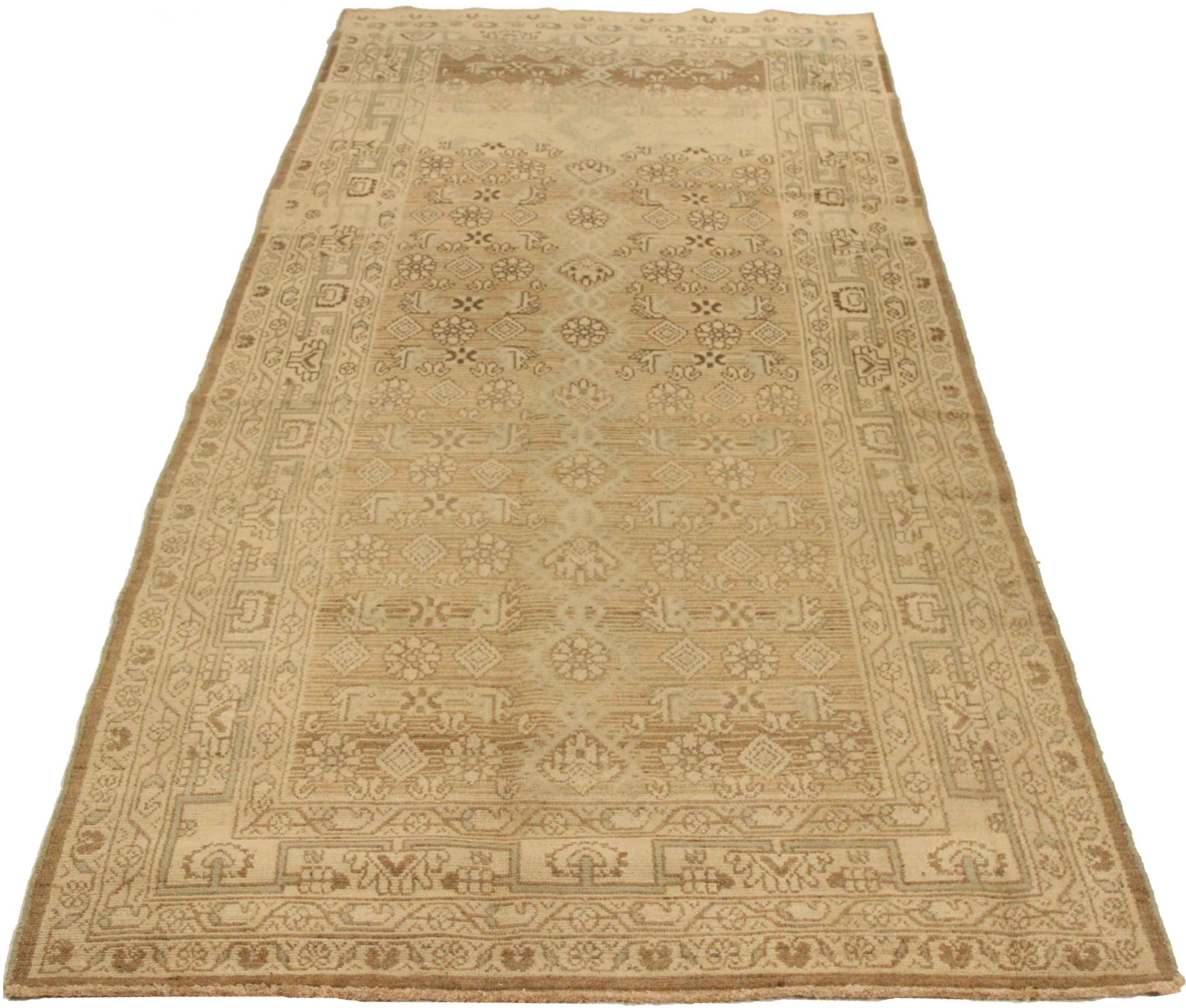 Entdecken Sie die Eleganz des persischen Hamadan-Teppichs mit Läufer aus der Zeit um 1880. Dieses exklusive Design aus Wolle und Braun-Elfenbein ist perfekt, um Ihren Raum zu verschönern.