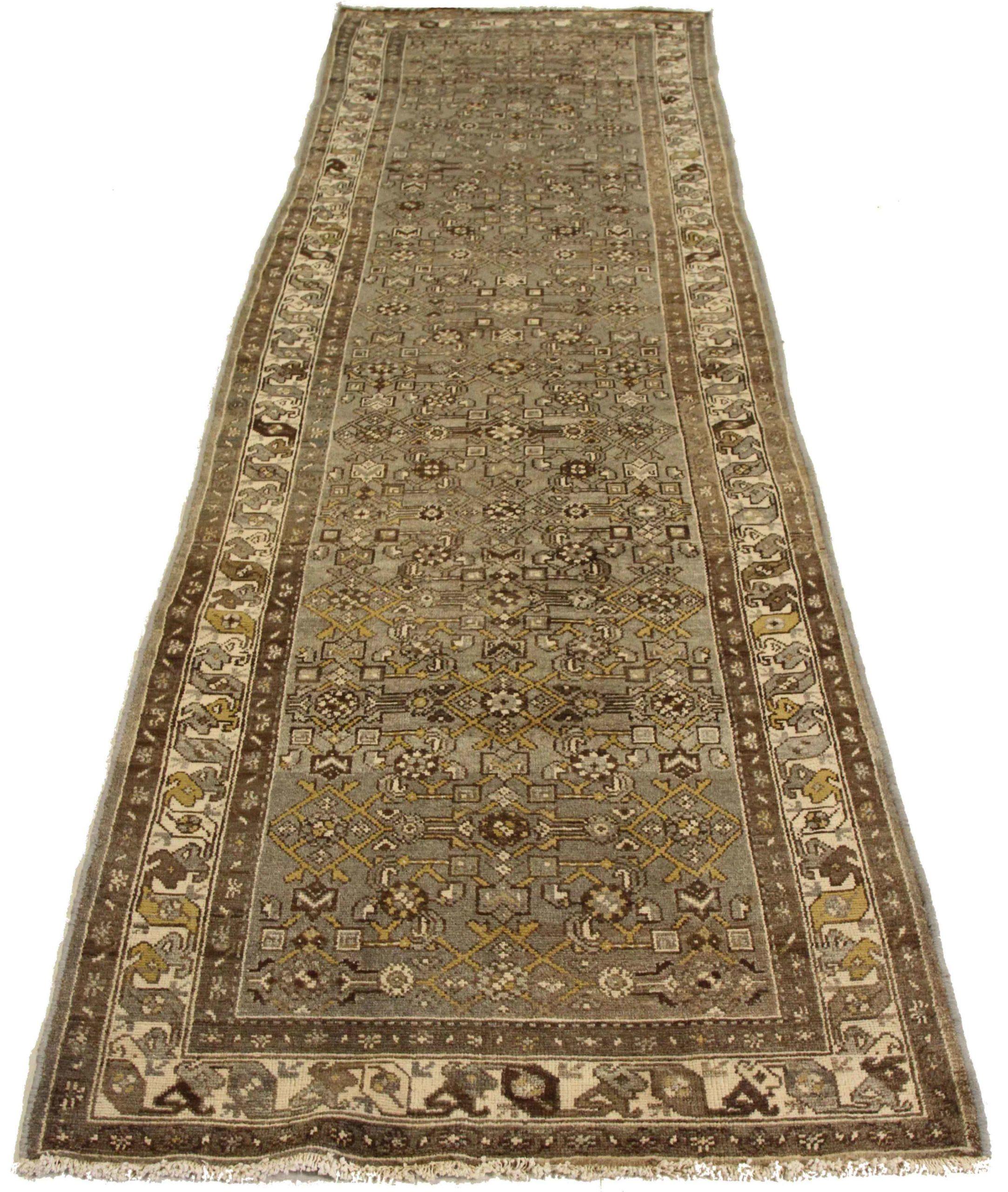 Entdecken Sie die Eleganz des persischen Hamadan-Teppichs mit Läufer aus der Zeit um 1880. Dieses exklusive Design aus Wolle und Braun-Elfenbein-Taupe ist perfekt, um Ihren Raum zu verschönern.