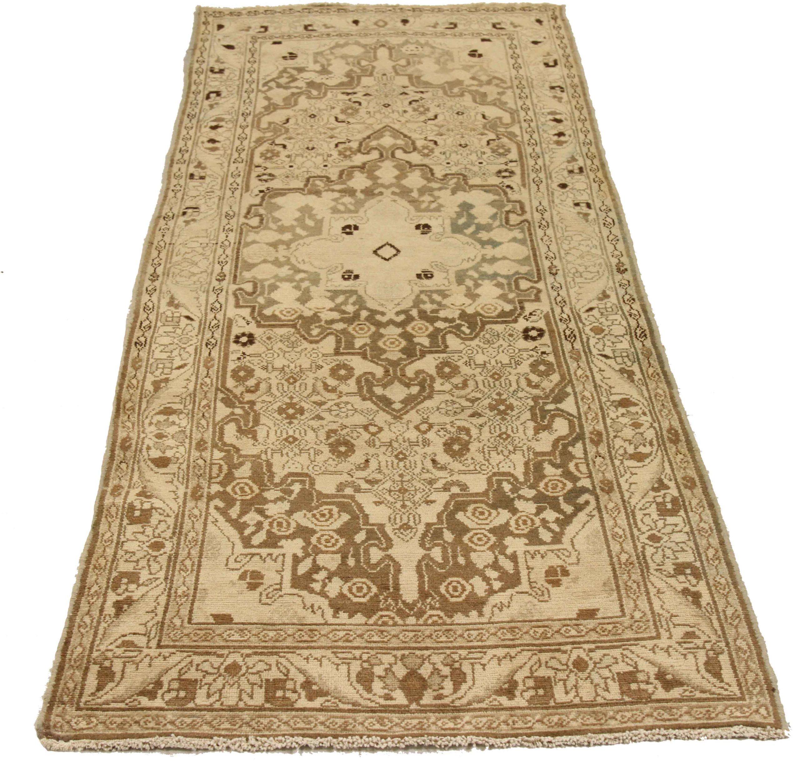 Scopri l'eleganza del tappeto persiano Hamadan, caratterizzato da Runner Rug di CIRCA 1880. Progettato con lana e marrone-avorio-tortora, questo design esclusivo è perfetto per valorizzare il tuo spazio.
