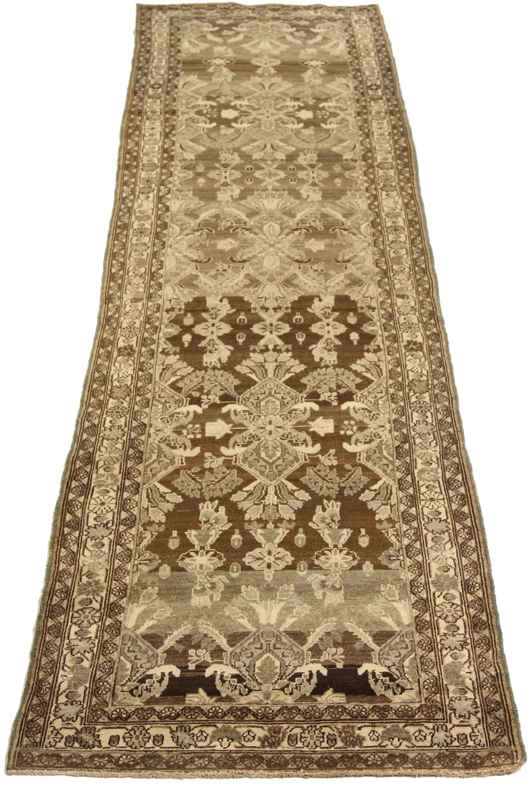 Entdecken Sie die Eleganz des persischen Hamadan-Teppichs mit Läufer aus der Zeit um 1880. Dieses exklusive Design aus Wolle und Braun-Elfenbein-Taupe ist perfekt, um Ihren Raum zu verschönern.