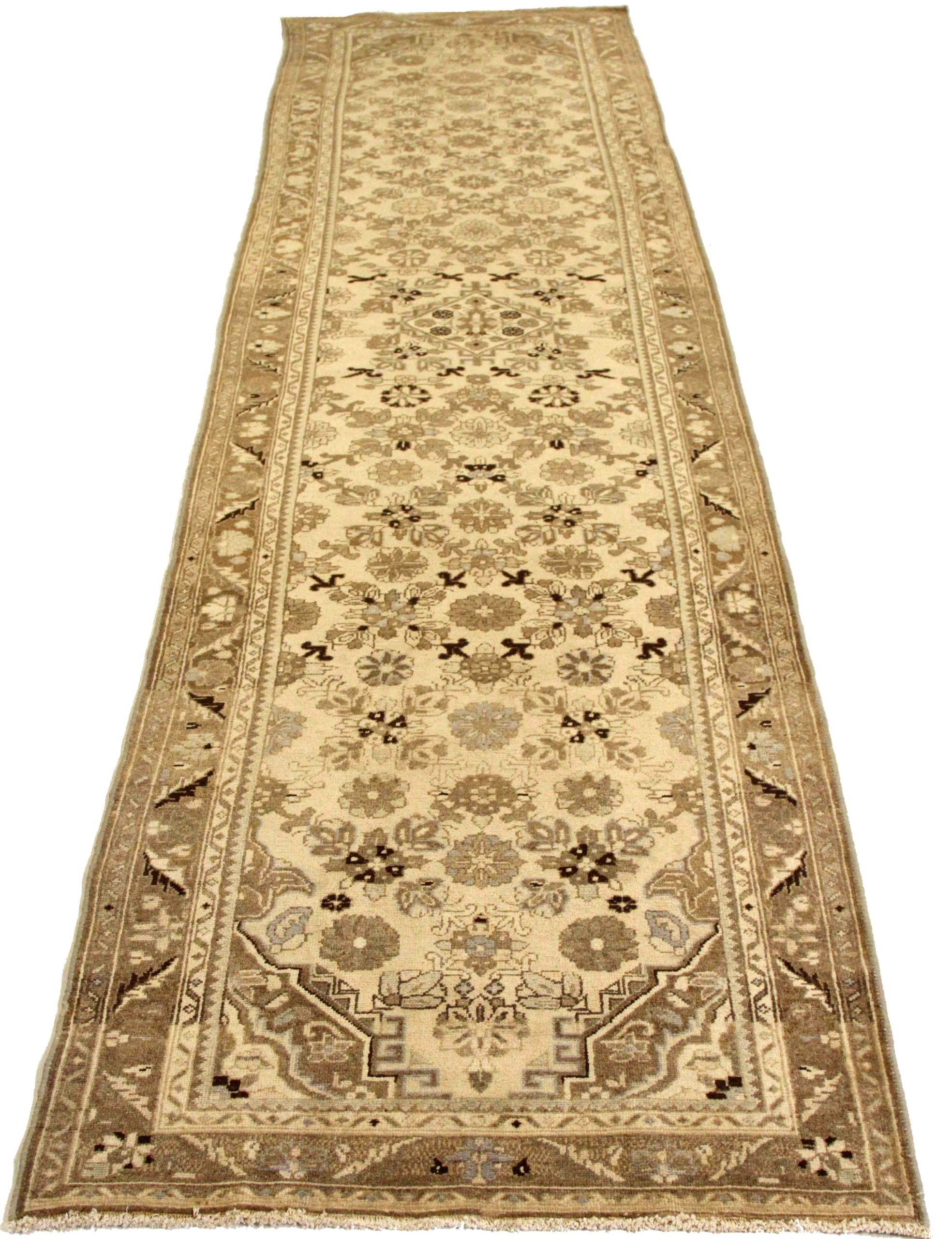 Scopri l'eleganza del tappeto persiano Hamadan, caratterizzato da Runner Rug di CIRCA 1910. Progettato in lana e marrone-avorio, questo design esclusivo è perfetto per valorizzare il tuo spazio.