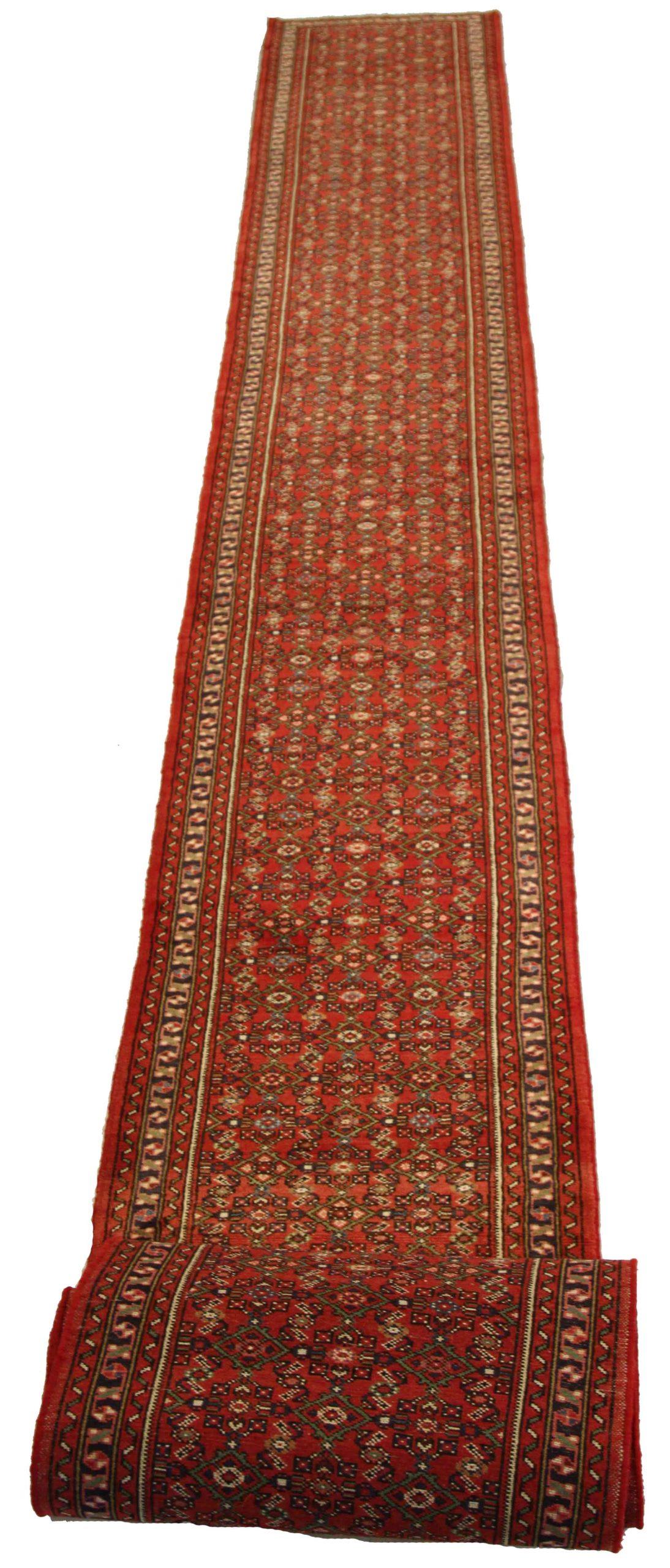 Entdecken Sie die Eleganz des persischen Hamadan-Teppichs mit Läufer aus der Zeit um 1910. Dieses exklusive Design aus Wolle und Braun-Elfenbein-Rot ist perfekt, um Ihren Raum zu verschönern.