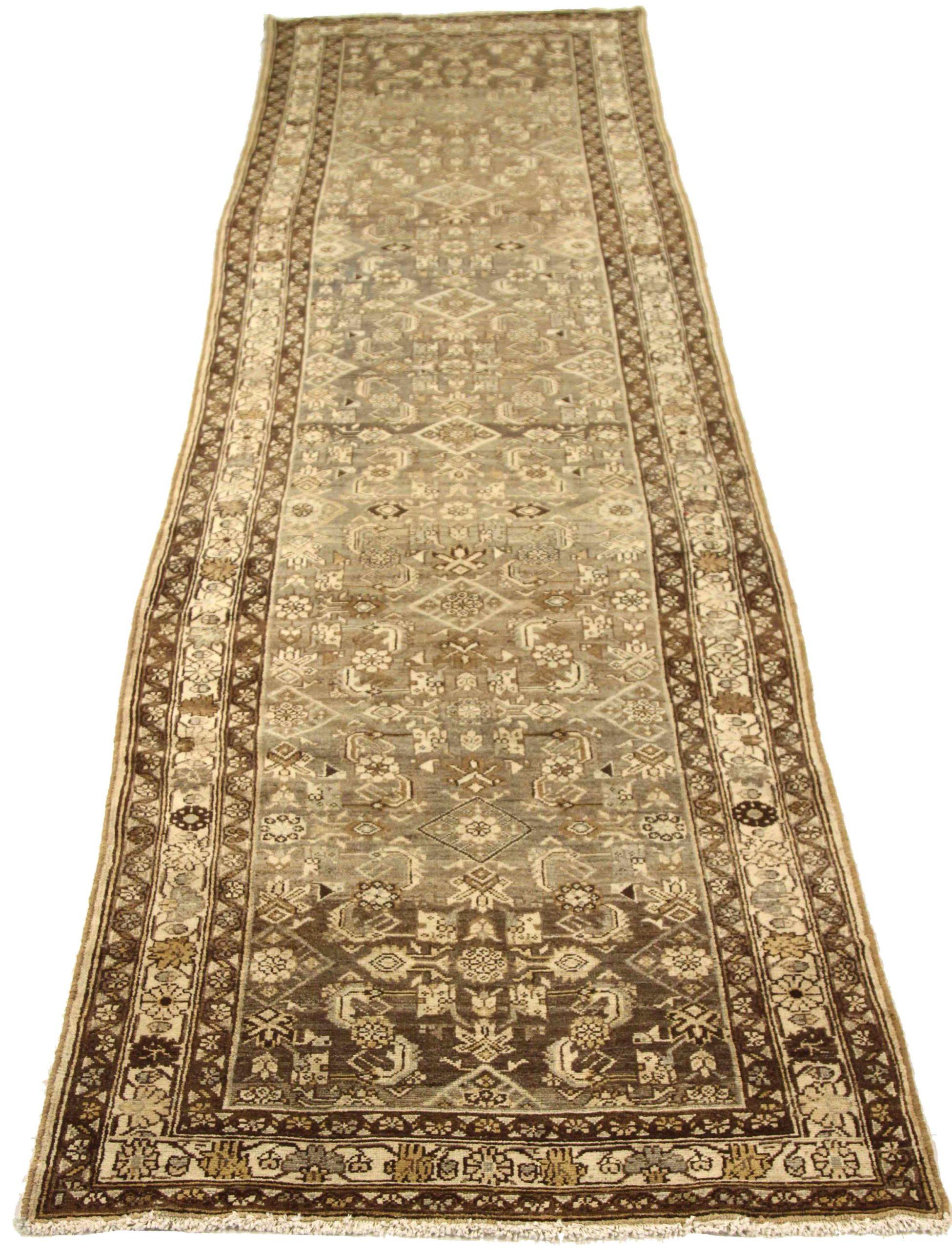 Entdecken Sie die Eleganz des persischen Hamadan-Teppichs mit Läufer aus der Zeit um 1910. Dieses exklusive Design aus Wolle und Braun-Elfenbein-Taupe ist perfekt, um Ihren Raum zu verschönern.