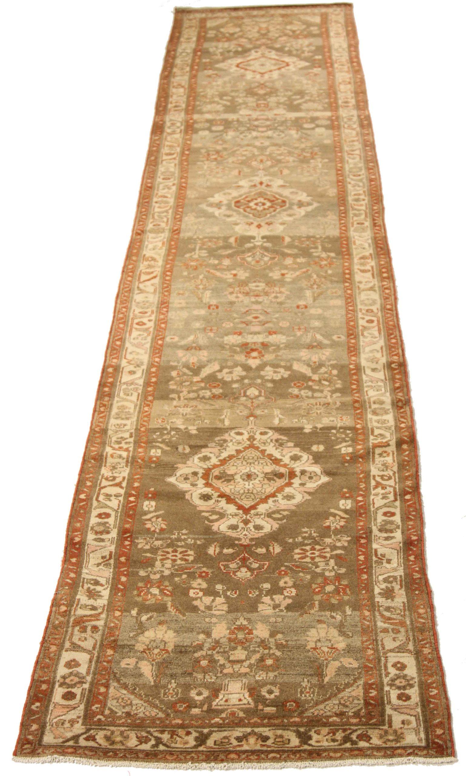 Scopri l'eleganza del tappeto persiano Hamadan. Progettato con una meticolosa attenzione ai dettagli, questo design esclusivo è perfetto per valorizzare il tuo spazio.