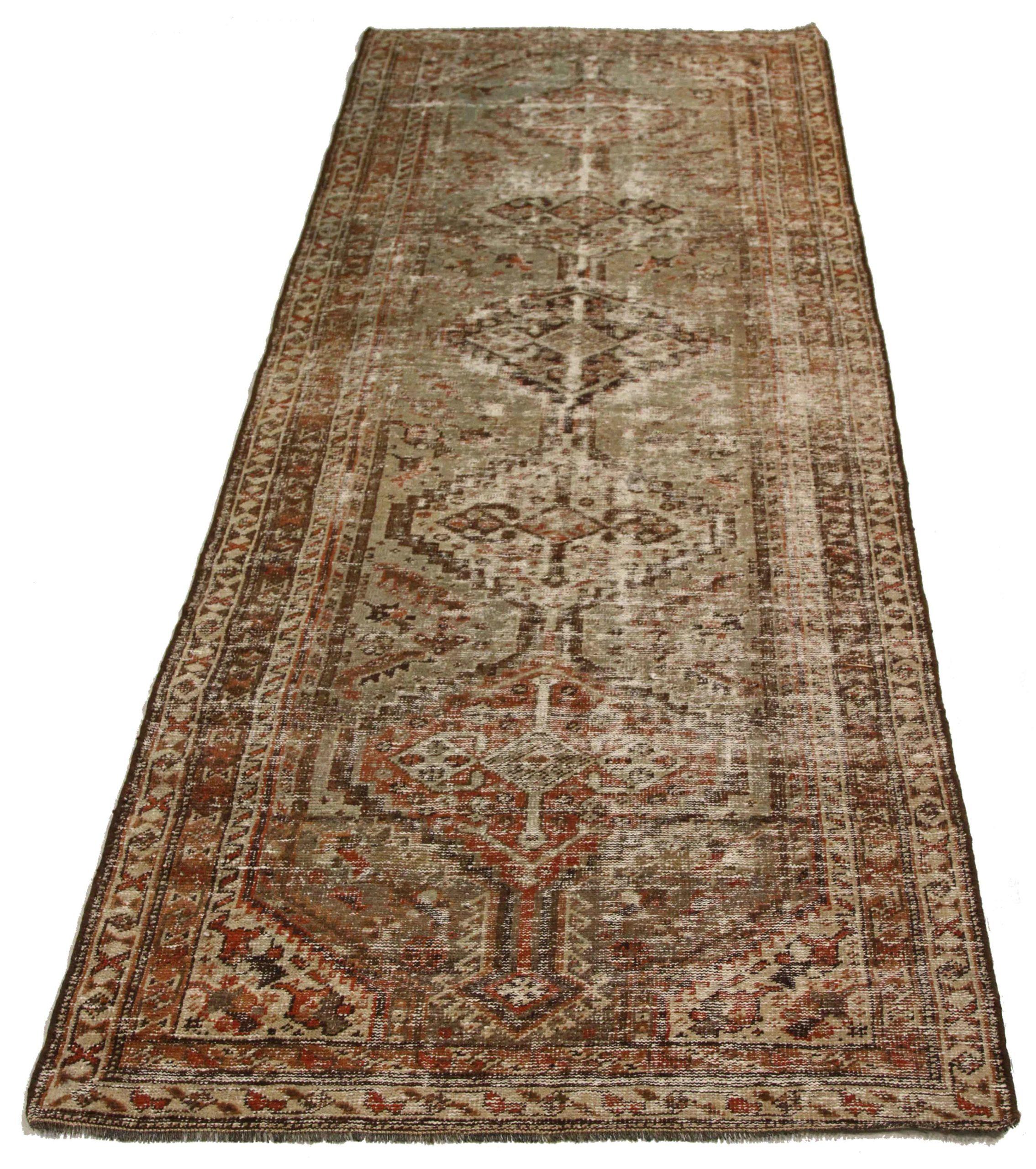 Entdecken Sie die Eleganz des persischen Hamadan-Teppichs mit Läufer. Dieses exklusive Design, das mit viel Liebe zum Detail entworfen wurde, ist perfekt, um Ihren Raum zu verschönern.