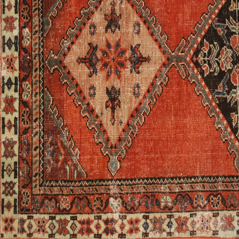 Entdecken Sie die Eleganz des persischen Hamadan-Teppichs mit Läufer aus der Zeit um 1910. Dieses exklusive Design aus Wolle und Orange ist perfekt, um Ihren Raum zu verschönern.