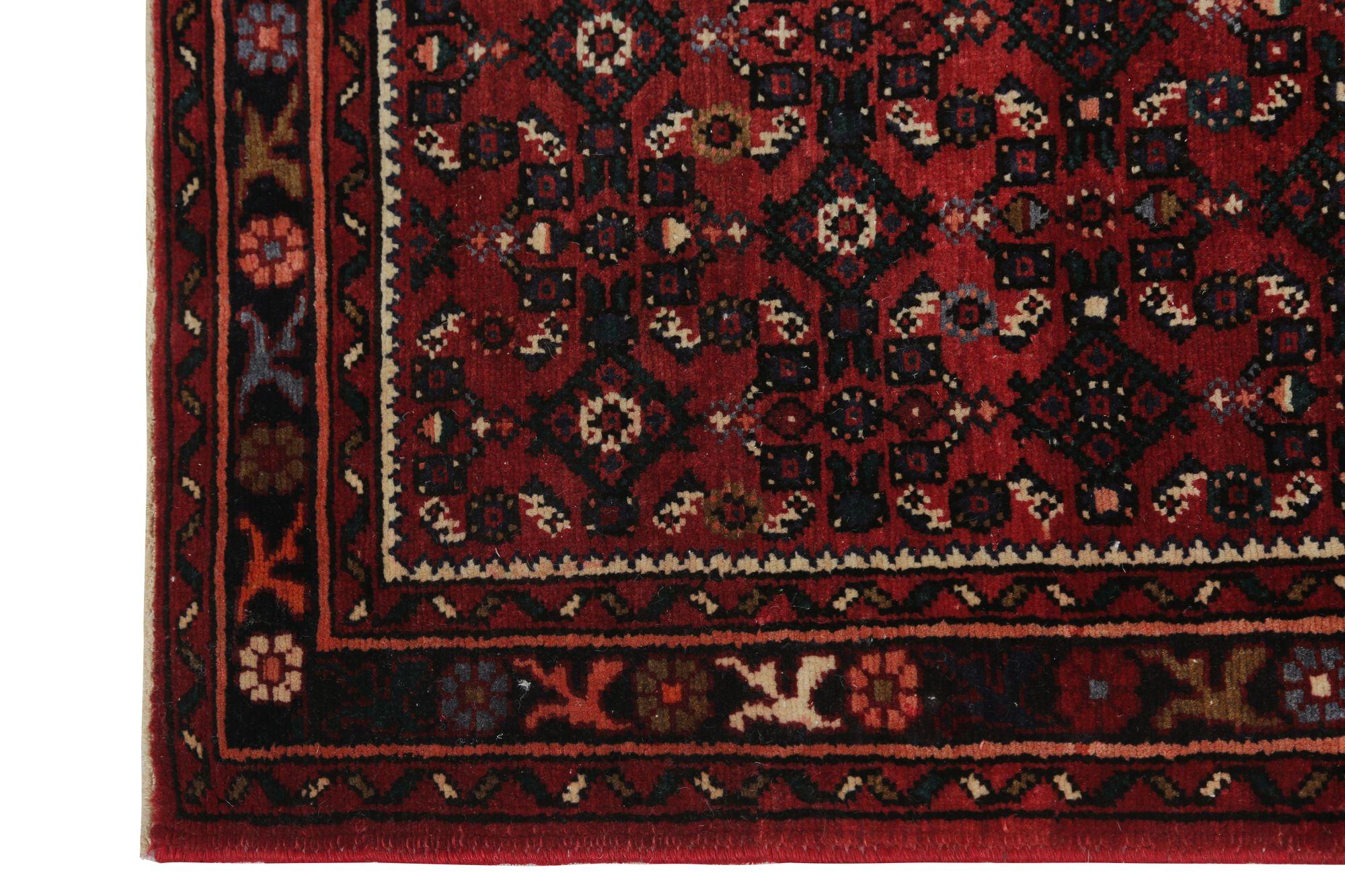 Entdecken Sie die Eleganz des persischen Hamadan-Teppichs mit Läufer aus der Zeit um 1910. Dieses exklusive Design aus Wolle und Rot ist perfekt, um Ihren Raum zu verschönern.
