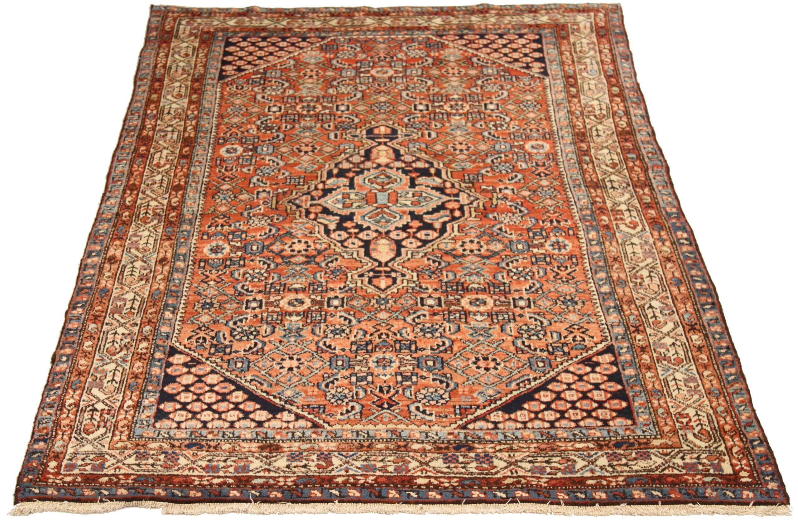 Descubre la elegancia de la pequeña alfombra persa Hamadan de circa 1880. Diseñado con Lana y NegroMarfilRojo, este diseño exclusivo es perfecto para realzar tu espacio.