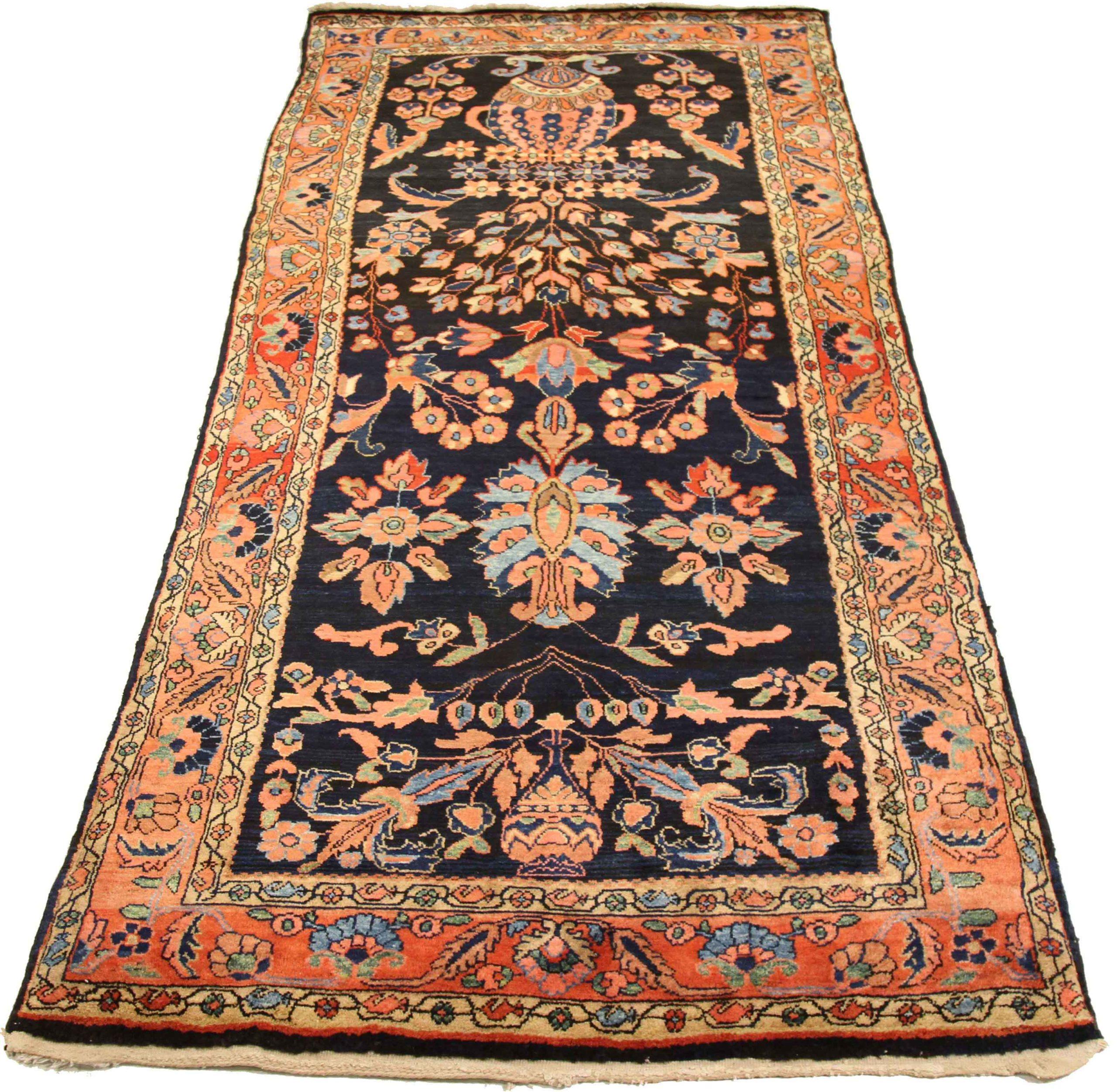 Entdecken Sie die Eleganz des persischen Hamadan mit dem kleinen Teppich von CIRCA 1880. Dieses exklusive Design aus Wolle und BlauMarineblauRosa ist perfekt, um Ihren Raum zu verschönern.