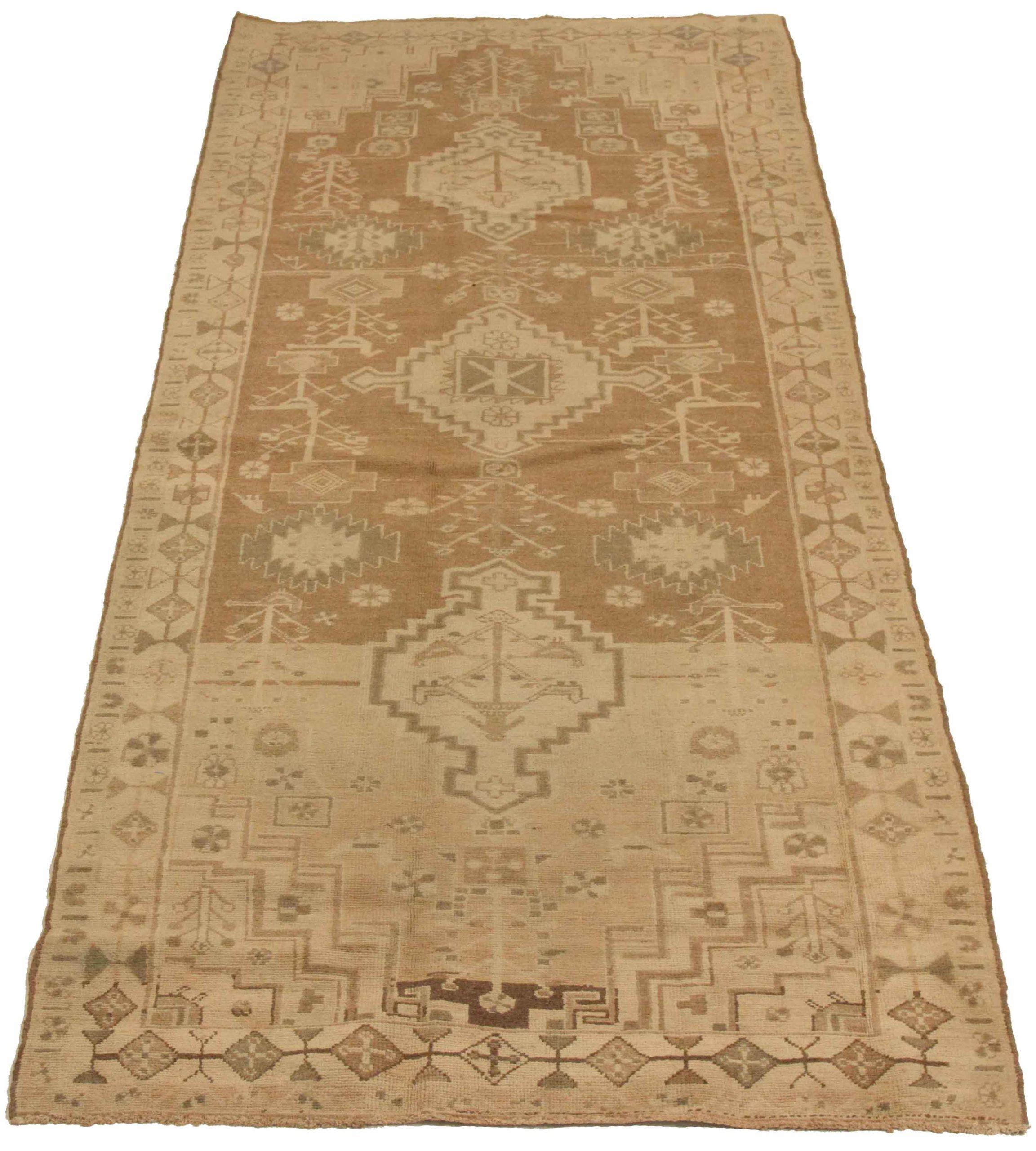 Entdecken Sie die Eleganz des persischen Hamadan mit dem kleinen Teppich von CIRCA 1880. Dieses exklusive Design aus Wolle und Braun-Elfenbein ist perfekt, um Ihren Raum zu verschönern.