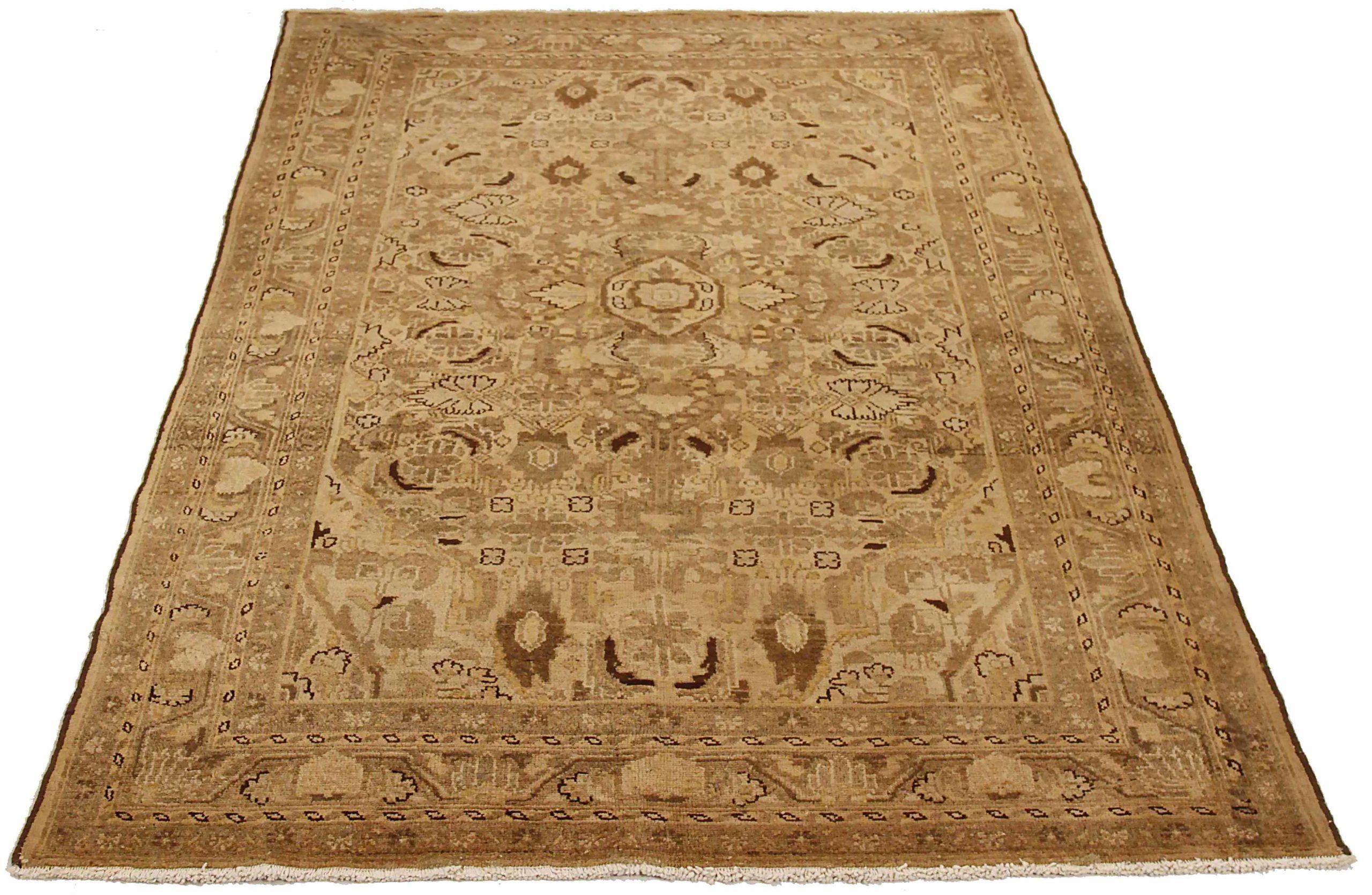 Descubre la elegancia de la pequeña alfombra persa Hamadan de circa 1880. Diseñado con lana y marrón-marfil- topo, este diseño exclusivo es perfecto para realzar tu espacio.