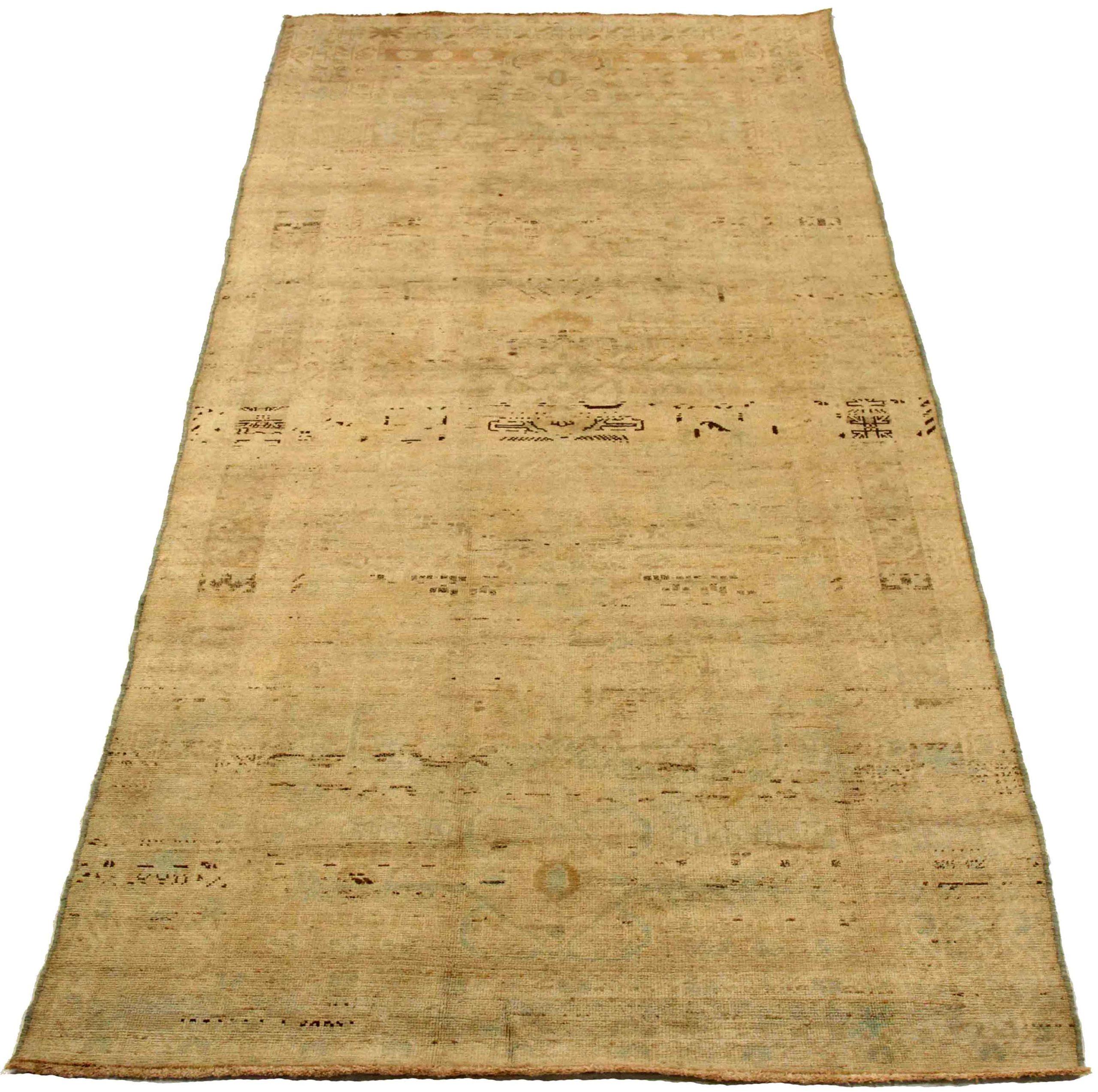 Découvrez l'élégance du Hamadan persan présentant un petit tapis datant de 1880 environ. Conçu avec de la laine et du jaune brun-ivoire, ce design exclusif est parfait pour mettre en valeur votre espace.