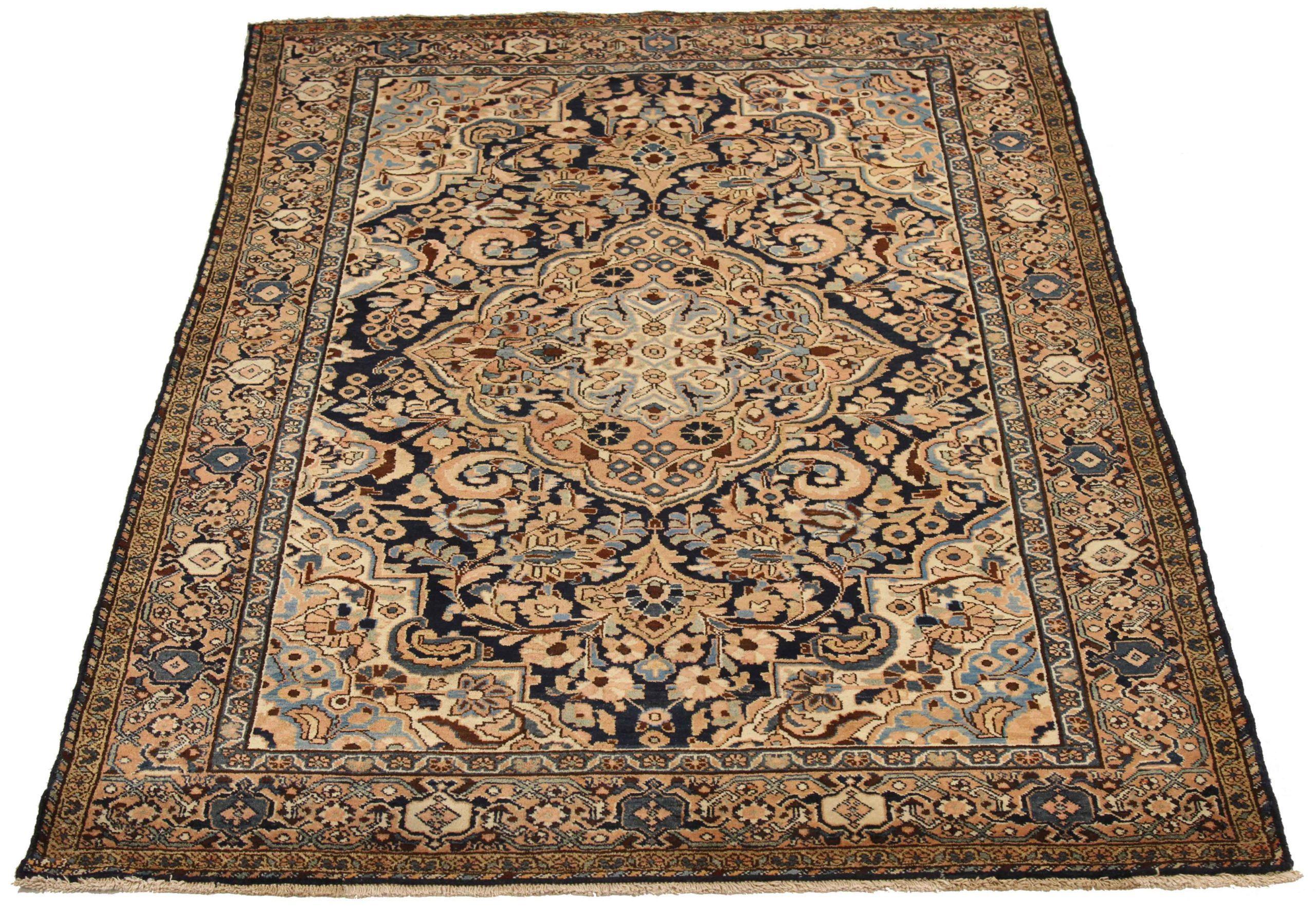 Descubre la elegancia de la pequeña alfombra persa Hamadan de circa 1880. Diseñado con lana y colores marfil, azul marino y rosa, este diseño exclusivo es perfecto para realzar tu espacio.