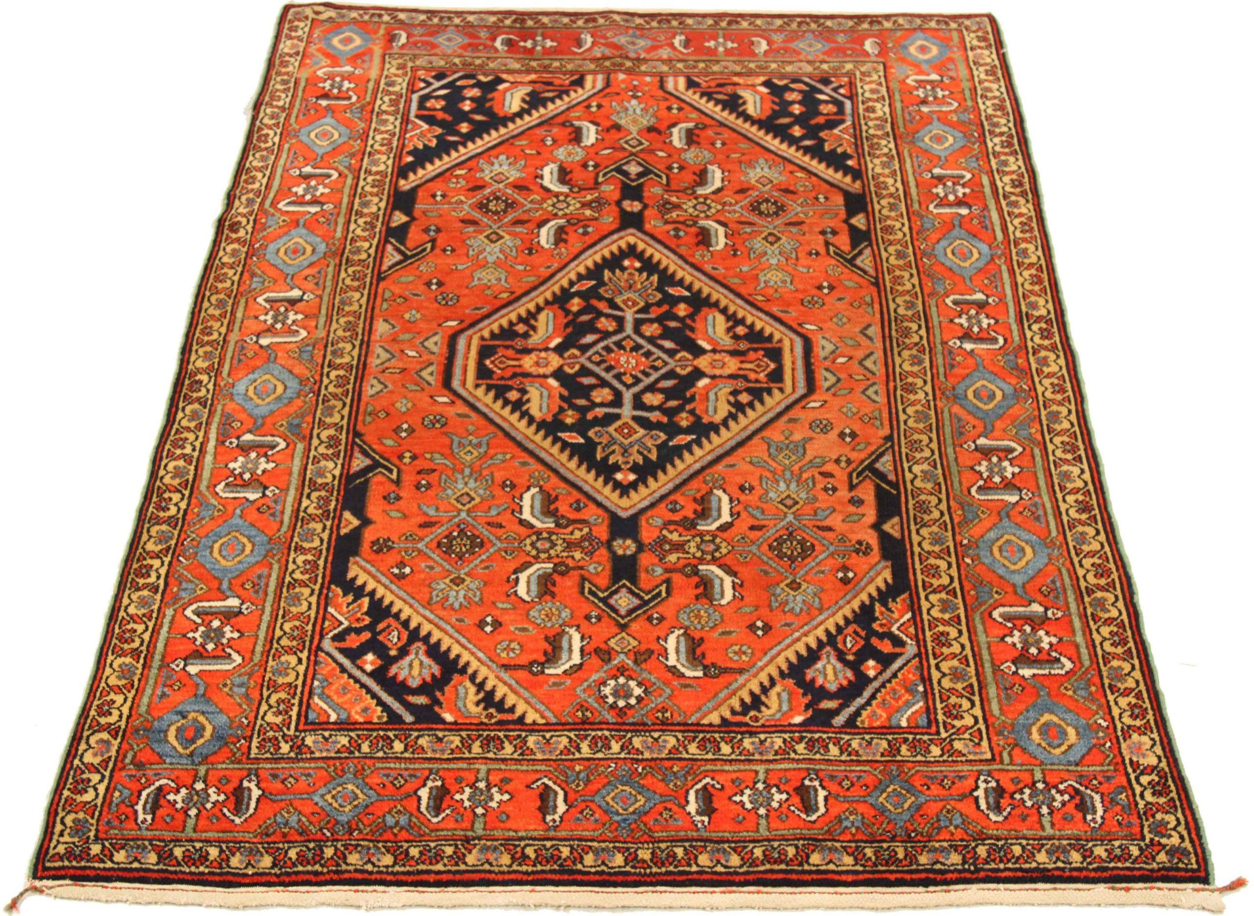 Scopri l'eleganza del tappeto persiano Hamadan di piccole dimensioni del 1910. Progettato con lana e BlackBlueRed, questo design esclusivo è perfetto per valorizzare il tuo spazio.