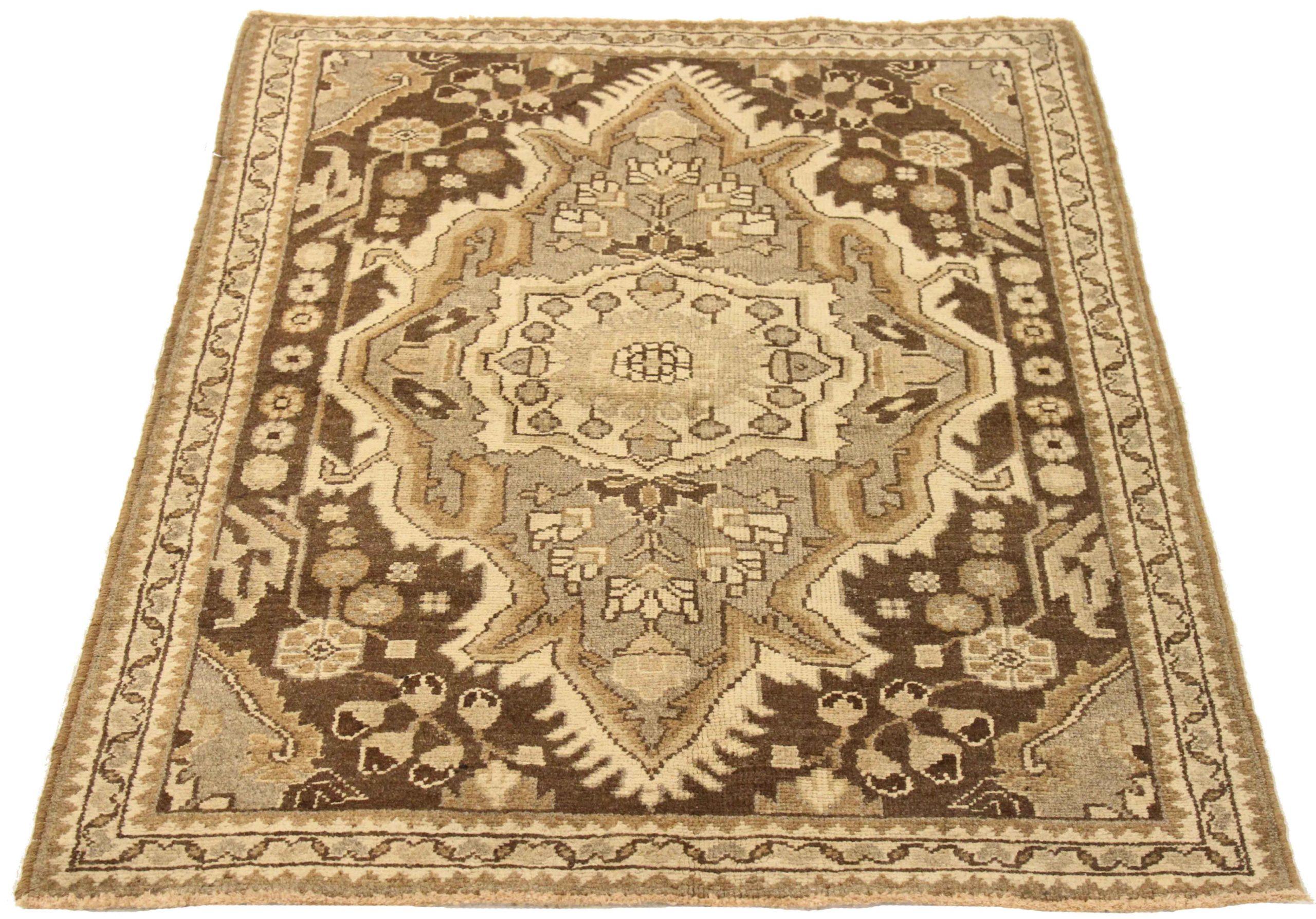 Entdecken Sie die Eleganz des persischen Hamadan mit dem kleinen Teppich von CIRCA 1910. Dieses exklusive Design aus Wolle und Braun-Elfenbein ist perfekt, um Ihren Raum zu verschönern.