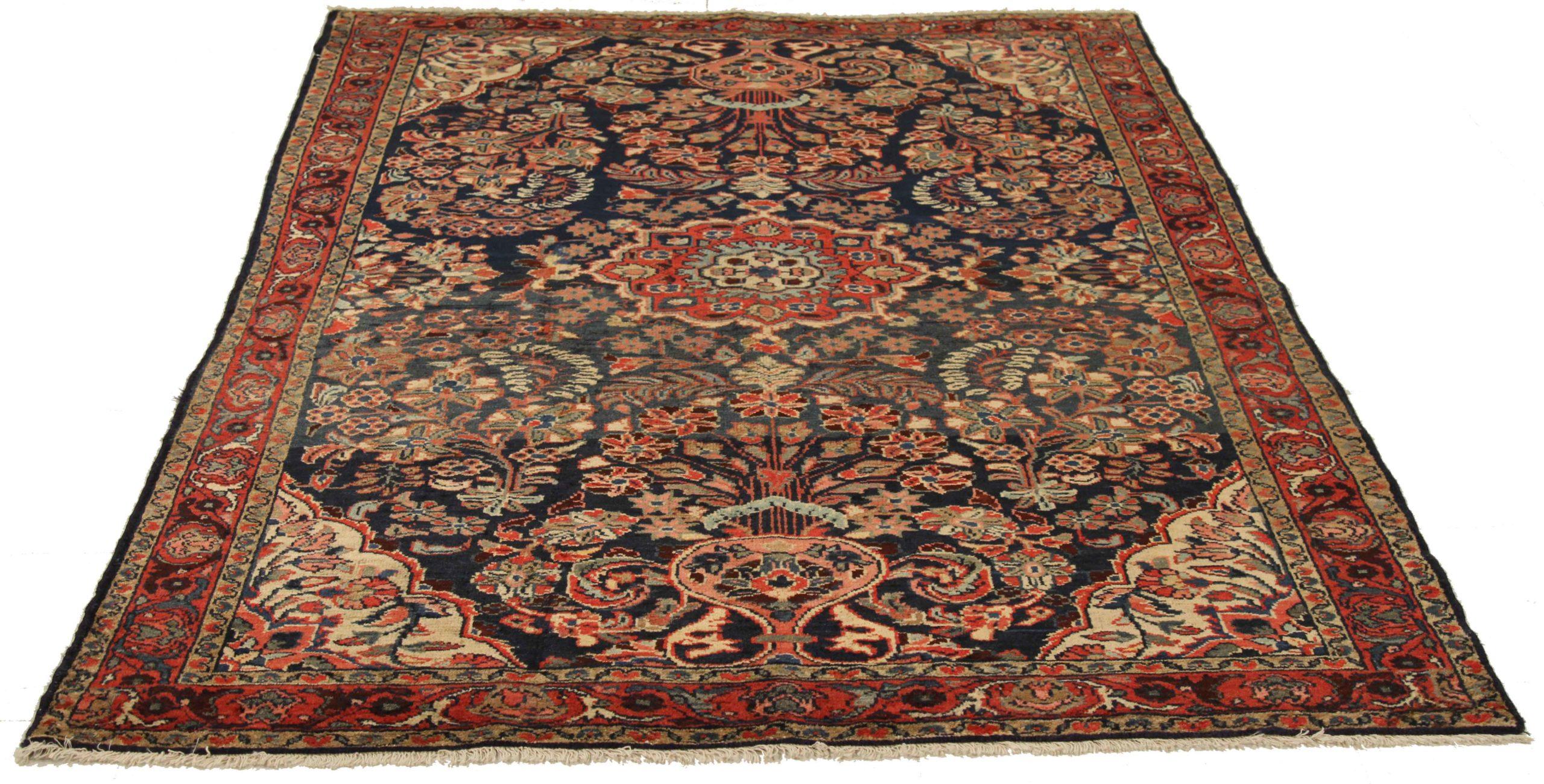 Entdecken Sie die Eleganz des persischen Hamadan mit dem kleinen Teppich von CIRCA 1910. Dieses exklusive Design aus Wolle und ElfenbeinMarineblauRot ist perfekt, um Ihren Raum zu verschönern.