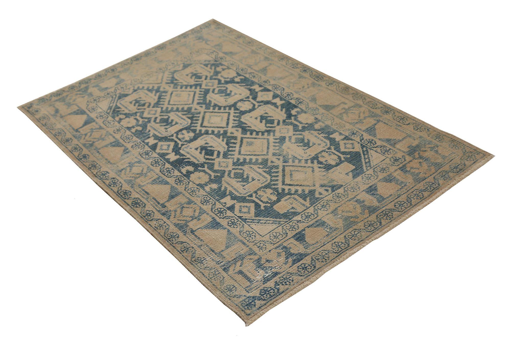 Scopri l'eleganza del tappeto persiano Hamadan di piccole dimensioni del 1880. Progettato con lana e blu-avorio, questo design esclusivo è perfetto per valorizzare il tuo spazio.