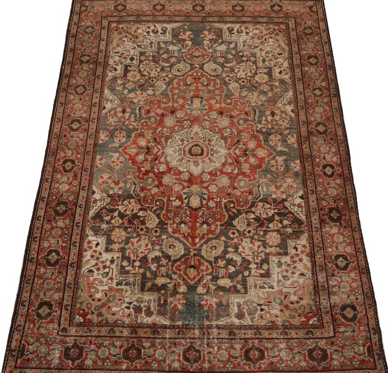 Entdecken Sie die Eleganz des persischen Hamadan mit dem kleinen Teppich von CIRCA 1910. Dieses exklusive Design aus Wolle und Braun-Elfenbein-Rot ist perfekt, um Ihren Raum zu verschönern.