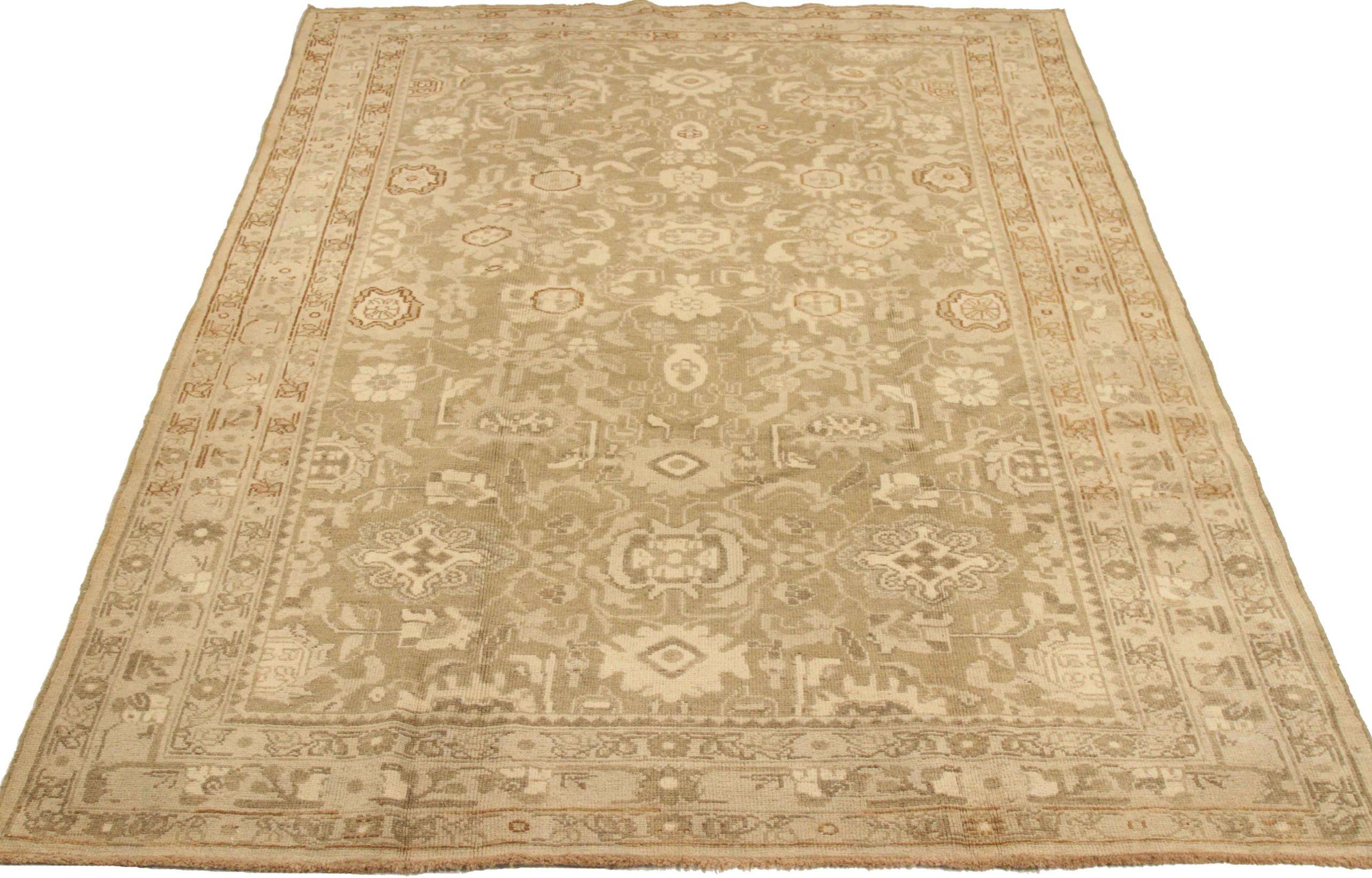 Entdecken Sie die Eleganz des persischen Hamadan mit dem kleinen Teppich von CIRCA 1880. Dieses exklusive Design aus Wolle und Braun-Elfenbein-Taupe ist perfekt, um Ihren Raum zu verschönern.