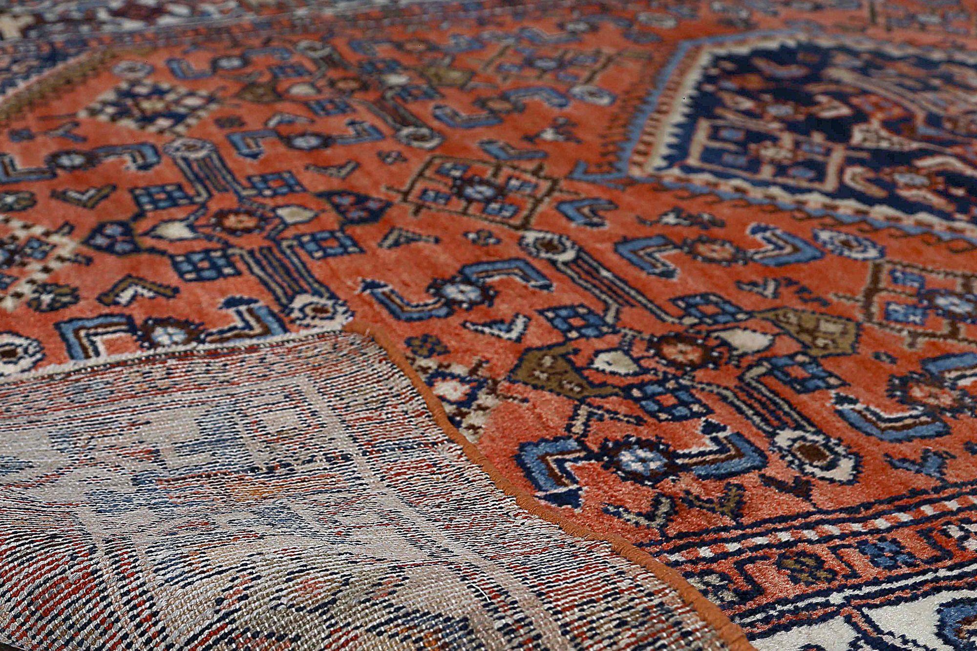 Entdecken Sie die Eleganz des persischen Hamadan mit dem kleinen Teppich von CIRCA 1910. Dieses exklusive Design aus Wolle und Rot ist perfekt, um Ihren Raum zu verschönern.