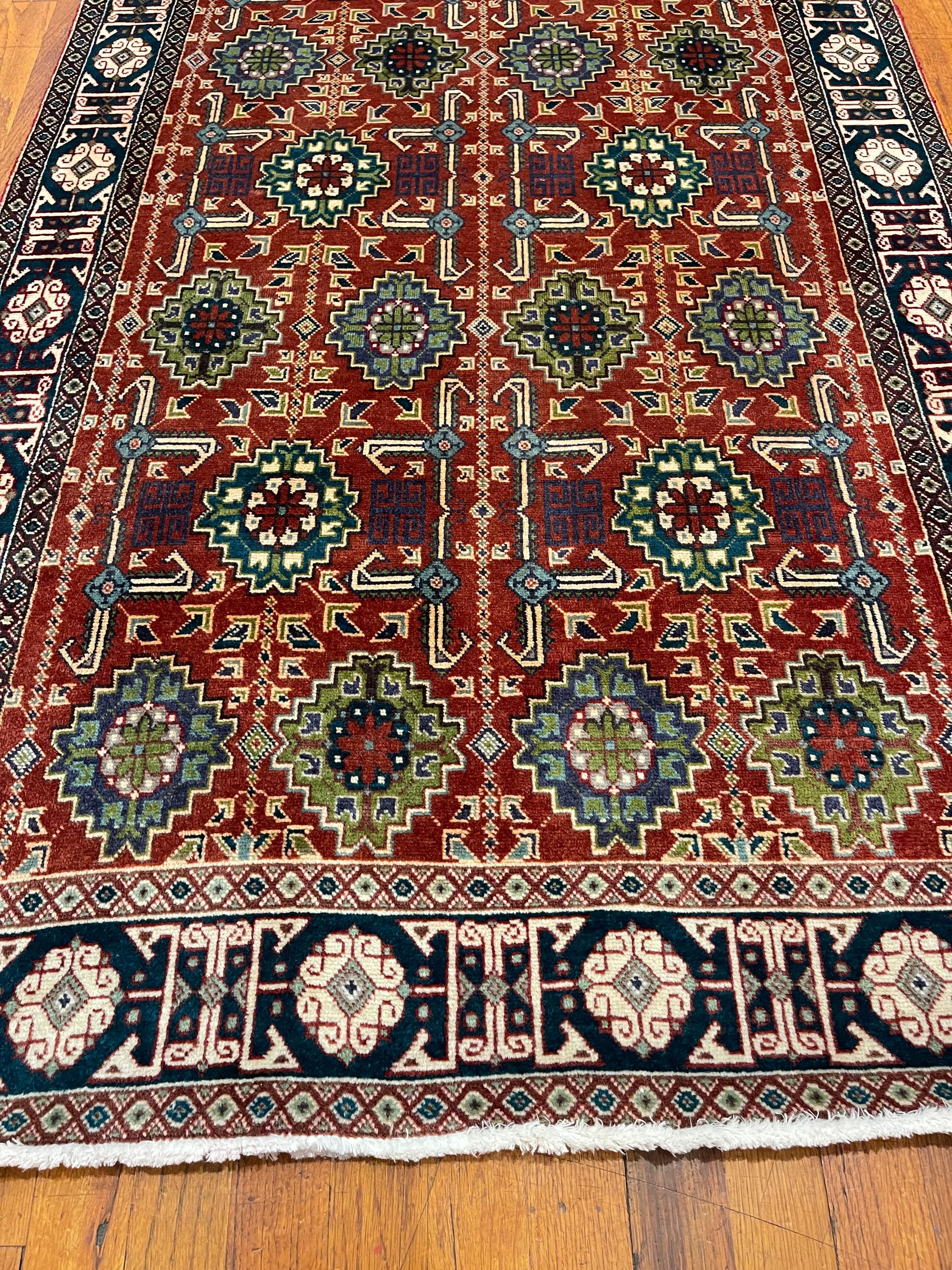 Voici un superbe tapis persan Tabriz noué à la main qui incarne la qualité de l'artisanat et la beauté intemporelle. Doté d'un ravissant motif allover connu sous le nom de Ghoba, ce tapis séduit par son mélange unique de couleurs et de motifs. La