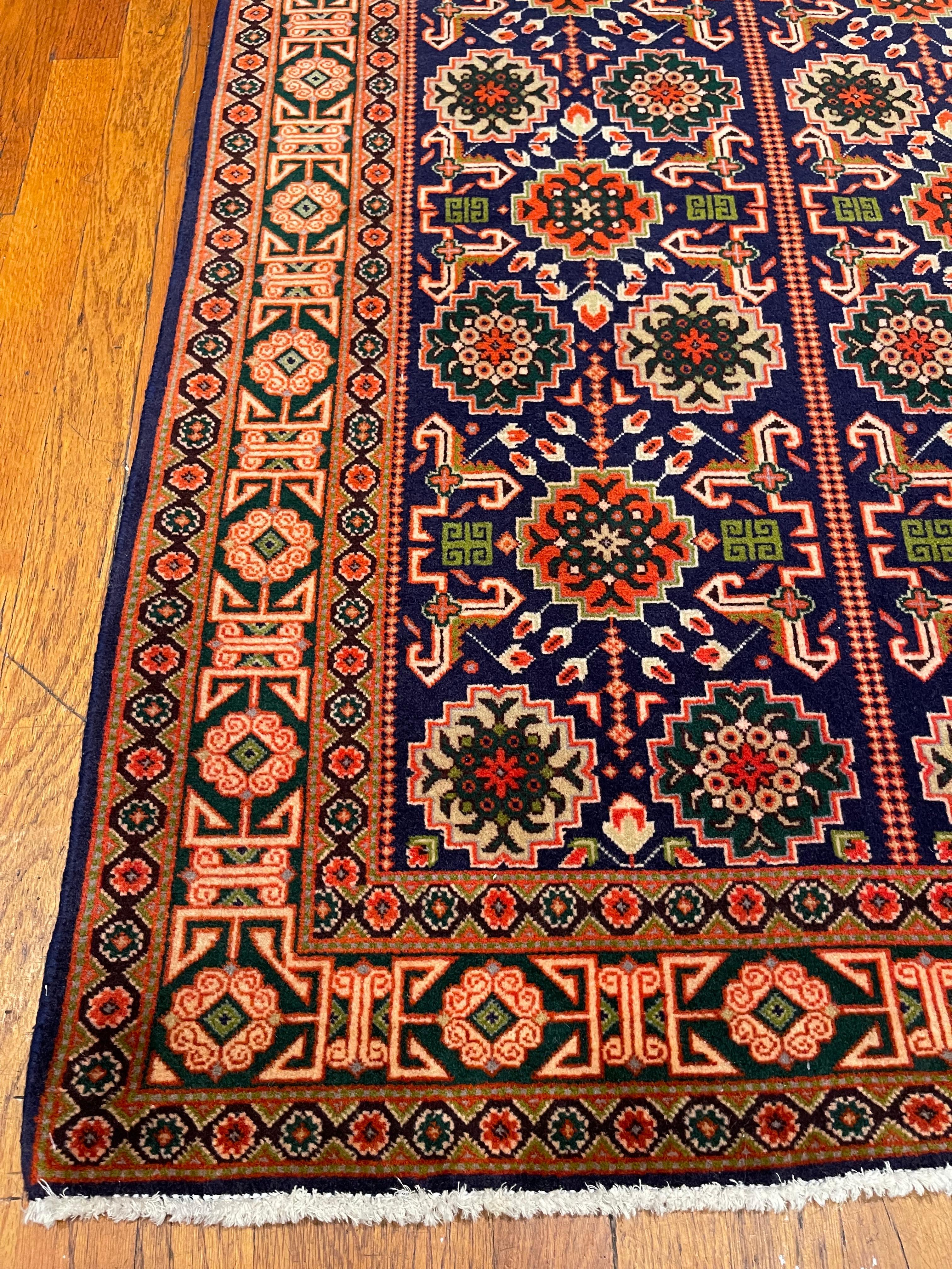 Wir präsentieren einen atemberaubenden, handgeknüpften persischen Täbriz-Teppich, der hochwertige Handwerkskunst und zeitlose Schönheit verkörpert. Mit seinem bezaubernden Allover-Muster, bekannt als Ghoba, besticht dieser Teppich durch seine