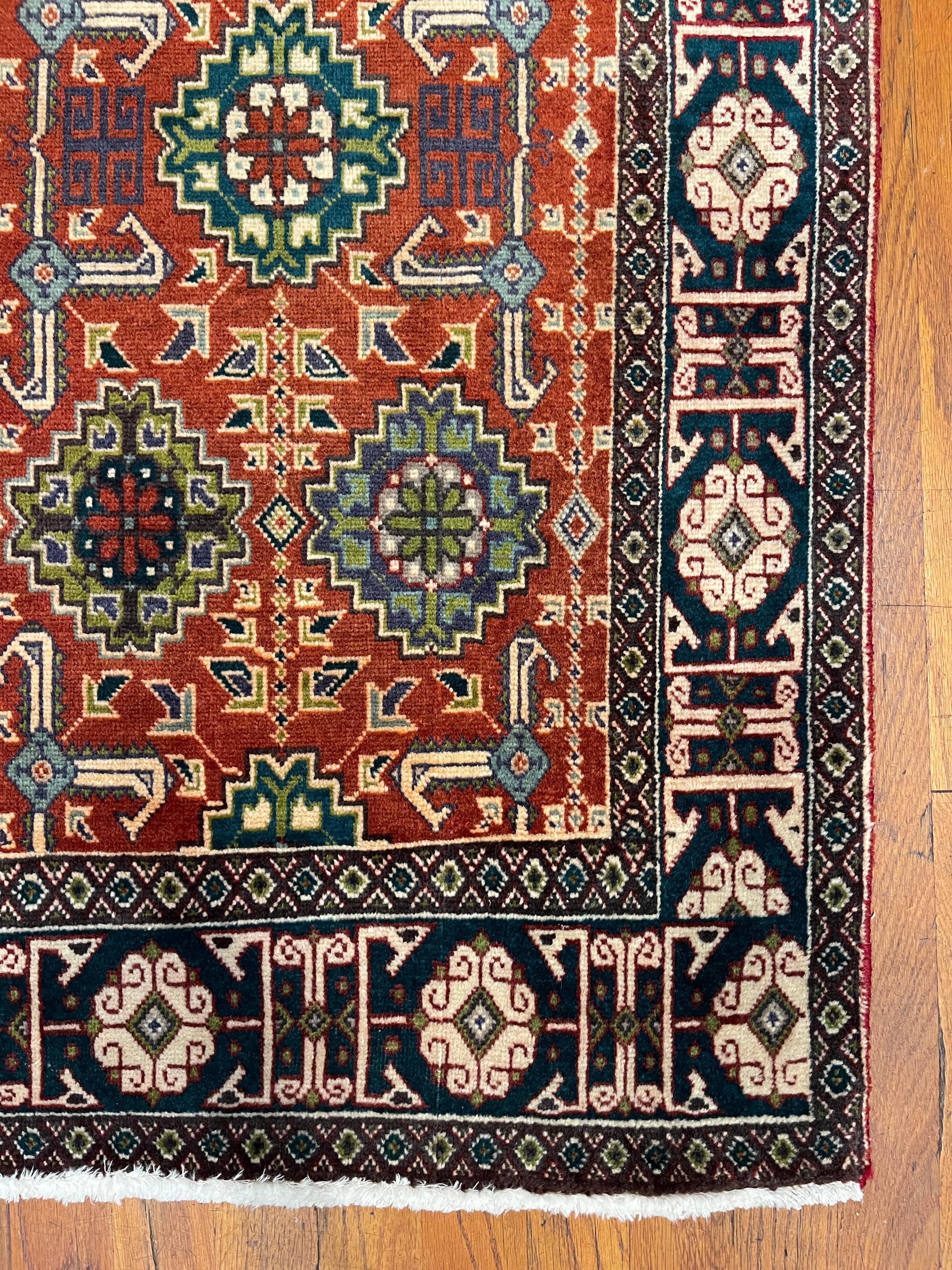 Noué à la main Tapis persan géométrique noué à la main de Tabriz bleu et vert, circa 1970 en vente