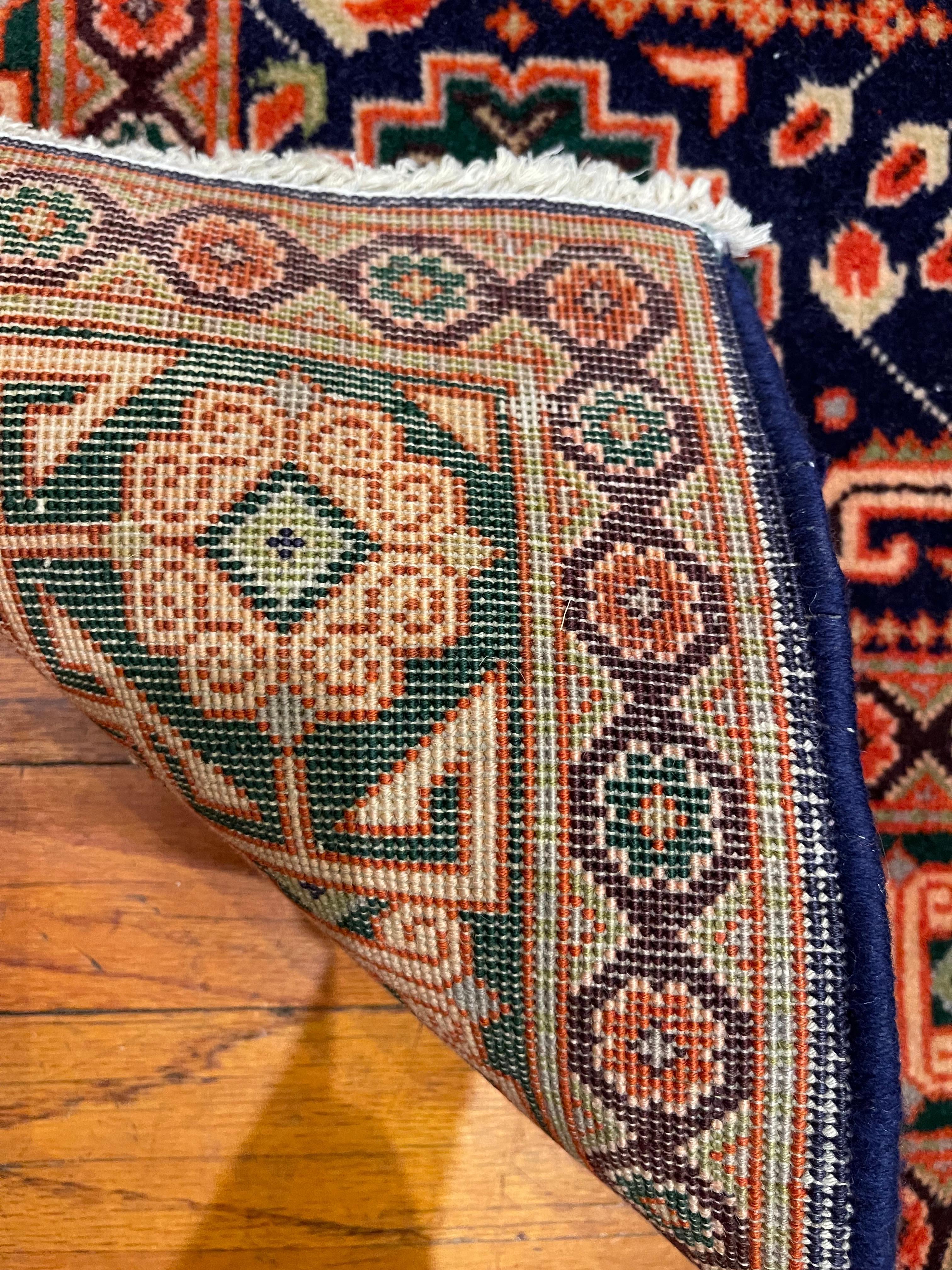 Persischer handgeknüpfter geometrischer Täbris-Teppich in Blau und Grün, um 1970 (Handgeknüpft) im Angebot